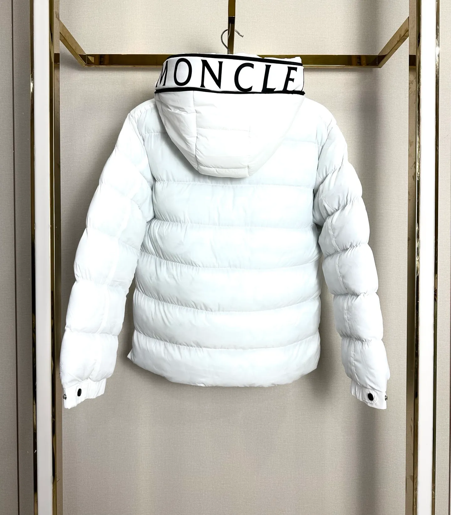 P400 Moncler/Muzzle Customized embroidered hooded zippered down cotton jacket. The past popular designs made the clothes very rigid, not soft, and had no style when worn on the body. 25-year new model, newly renovated. The hood is embroidered with large letters. Very embroidered. Produced by the original factory. Try to restore the original bulk goods as much as possible. The most important thing about cotton jackets is warmth. It is very likely to have the same warmth retention properties as down. I have a genuine platform for Mongolian products that has been exported to Russia and Germany for many years. It can truly restore the original product one to one. We have extremely high requirements for auxiliary materials. We use gallbladder imported from the United States, and the price is even close to the price of fabrics. High-density, ultra-soft and diamond-proof cotton. Clothes are handmade, and the skills of workers are very important. The workers are all selected and have been engaged for many years. The public price is 1.5 times that of ordinary workers. Of course, the clothes produced are simply incomparable to small workshops outside. Color: Black White Navy Size: M-2XL