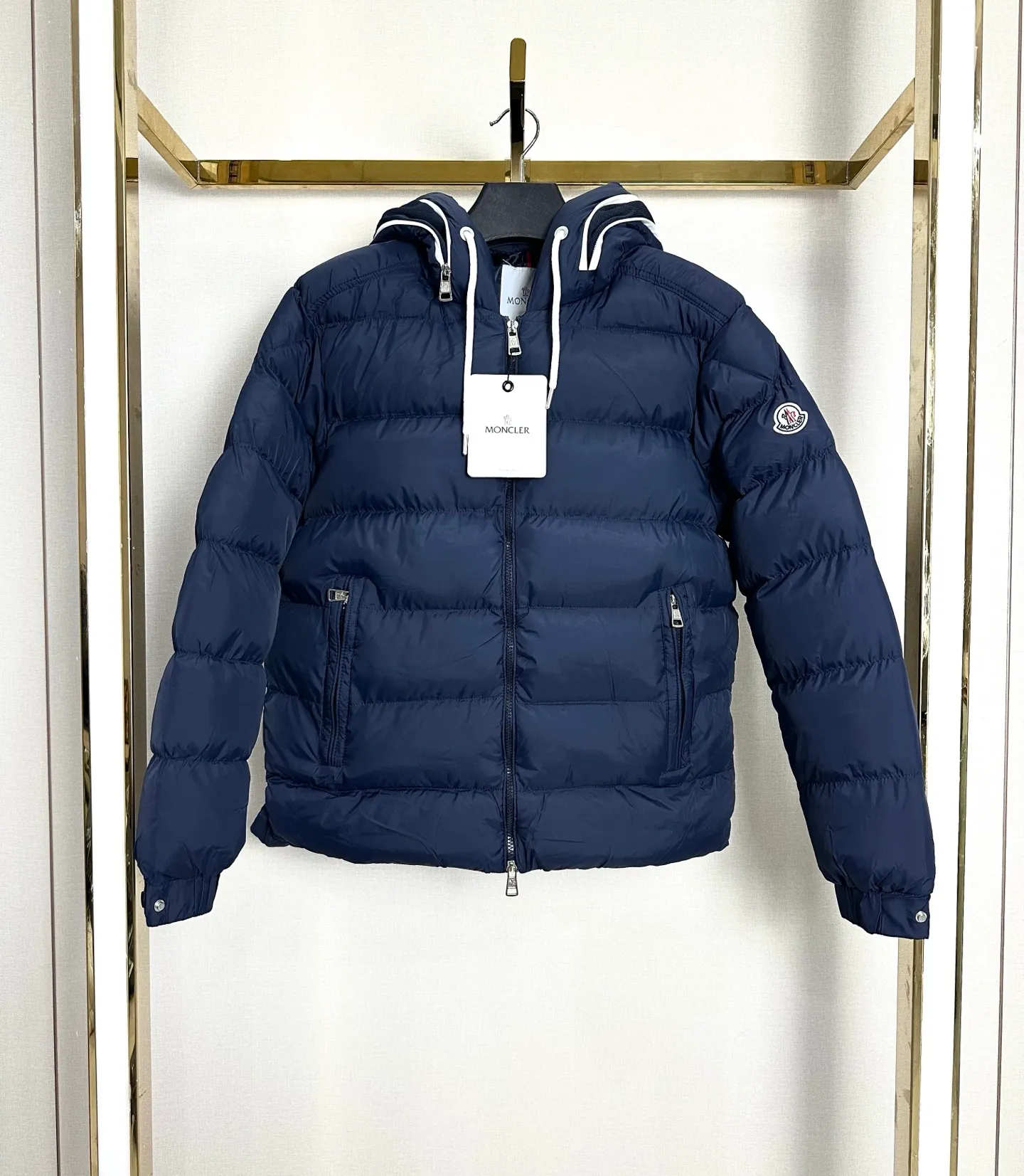 P400 Moncler/Muzzle Customized embroidered hooded zippered down cotton jacket. The past popular designs made the clothes very rigid, not soft, and had no style when worn on the body. 25-year new model, newly renovated. The hood is embroidered with large letters. Very embroidered. Produced by the original factory. Try to restore the original bulk goods as much as possible. The most important thing about cotton jackets is warmth. It is very likely to have the same warmth retention properties as down. I have a genuine platform for Mongolian products that has been exported to Russia and Germany for many years. It can truly restore the original product one to one. We have extremely high requirements for auxiliary materials. We use gallbladder imported from the United States, and the price is even close to the price of fabrics. High-density, ultra-soft and diamond-proof cotton. Clothes are handmade, and the skills of workers are very important. The workers are all selected and have been engaged for many years. The public price is 1.5 times that of ordinary workers. Of course, the clothes produced are simply incomparable to small workshops outside. Color: Black White Navy Size: M-2XL