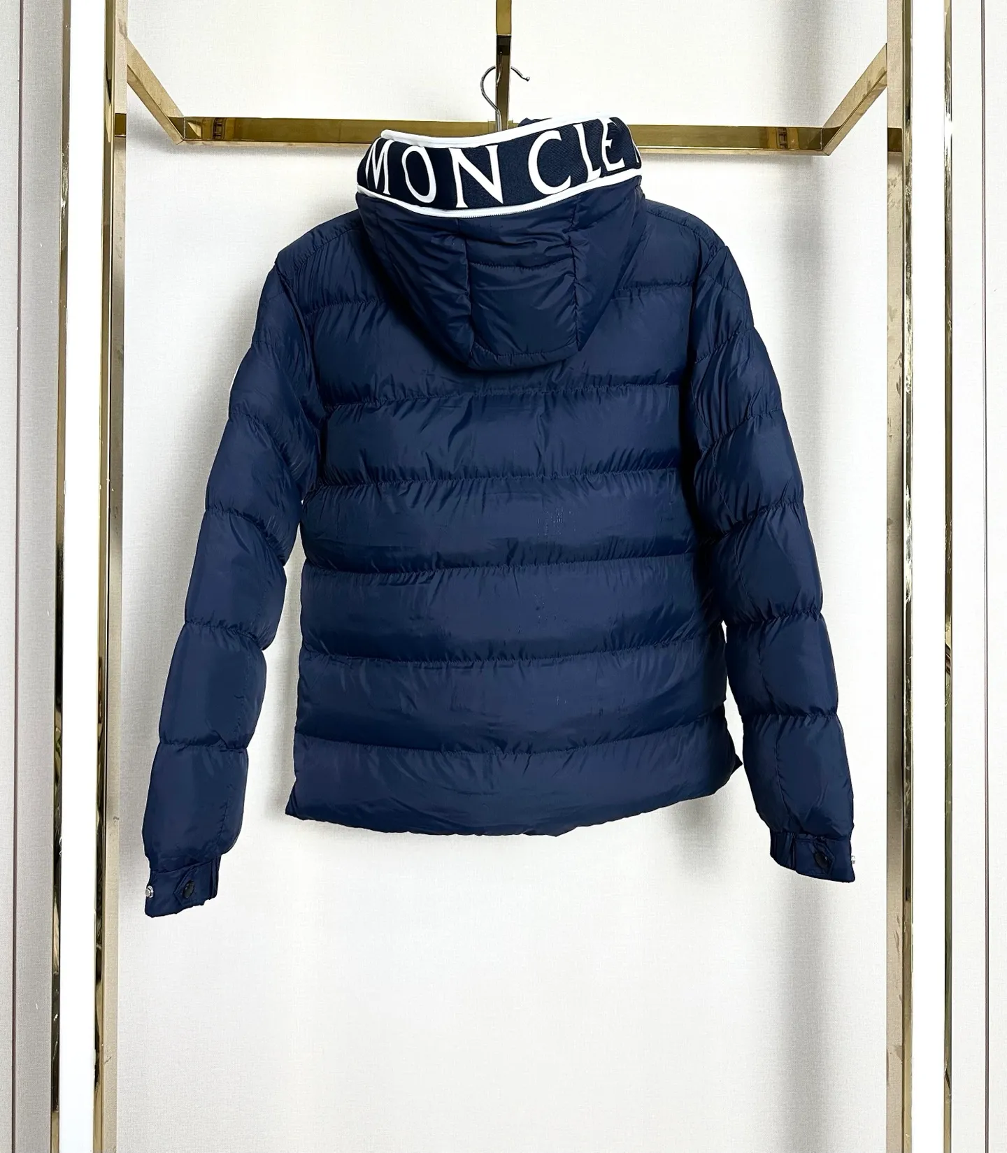 P400 Moncler/Muzzle Customized embroidered hooded zippered down cotton jacket. The past popular designs made the clothes very rigid, not soft, and had no style when worn on the body. 25-year new model, newly renovated. The hood is embroidered with large letters. Very embroidered. Produced by the original factory. Try to restore the original bulk goods as much as possible. The most important thing about cotton jackets is warmth. It is very likely to have the same warmth retention properties as down. I have a genuine platform for Mongolian products that has been exported to Russia and Germany for many years. It can truly restore the original product one to one. We have extremely high requirements for auxiliary materials. We use gallbladder imported from the United States, and the price is even close to the price of fabrics. High-density, ultra-soft and diamond-proof cotton. Clothes are handmade, and the skills of workers are very important. The workers are all selected and have been engaged for many years. The public price is 1.5 times that of ordinary workers. Of course, the clothes produced are simply incomparable to small workshops outside. Color: Black White Navy Size: M-2XL