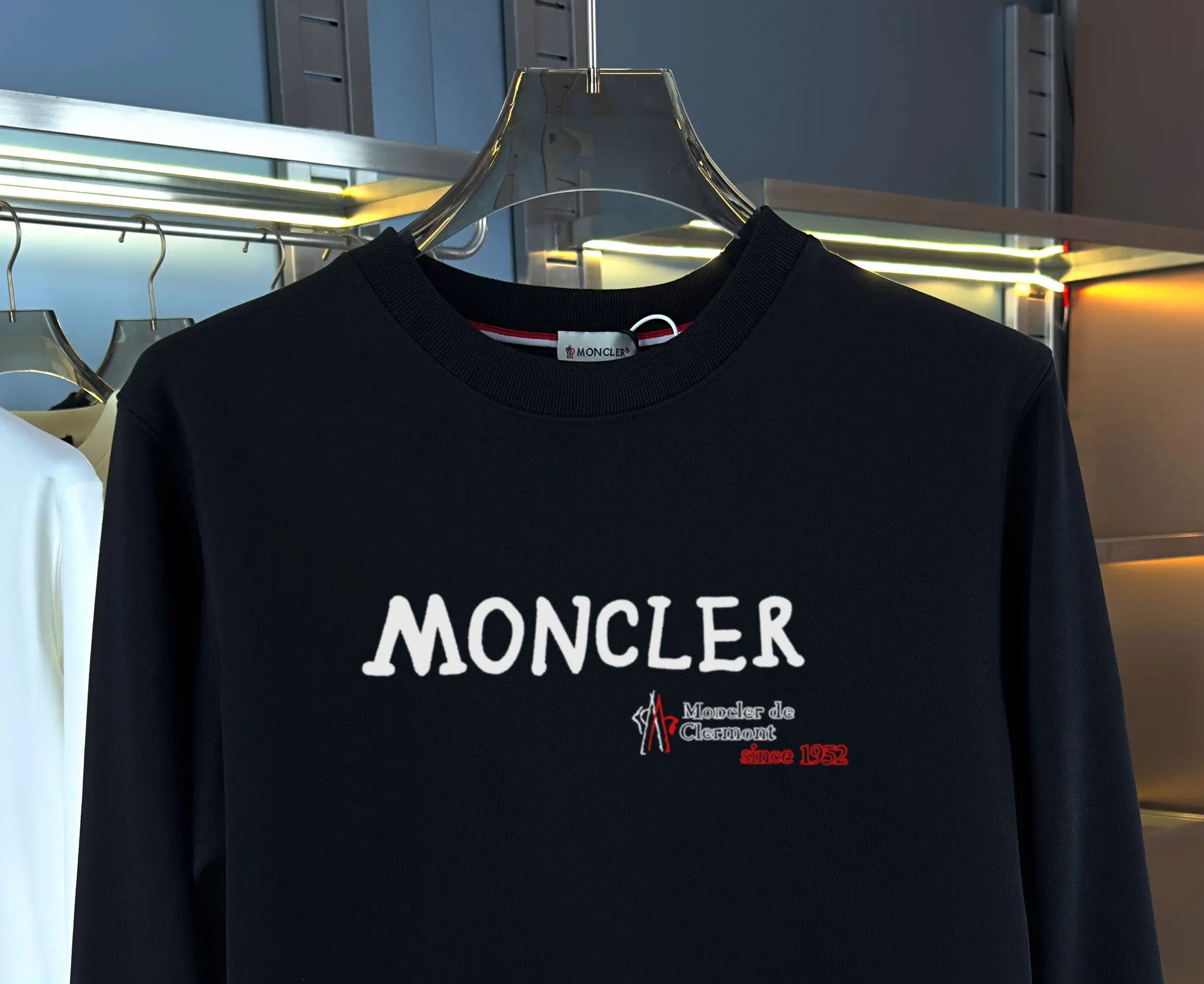 P210 high version sweatshirt) 📦With exclusive picture packaging📦 [Long-term ready stock] Upgraded version "Mobile phone smart sensor ~ NFC chip armband ~ Direct access to the official website anti-counterfeiting" 〖 𝐌𝐎𝐍𝐂𝐋𝐄𝐑 ~ Mouth covering〗 2025 new high quality, using 450g heavyweight fabric Different from the market currency, you can mix and match everything at will and you will be handsome😎The whole clothes is made of double waistcoats. The double waistcoats make the whole dress more three-dimensional. It is not an ordinary factory that can do such fine work. 2025 autumn and winter new style, on sale at the counter, exquisite printed round neck terry sweatshirt. High-end double-ply cotton. Customized stretch ribs are dyed in the same vat. Three standards are complete. It is matched with digital printing patterns and is very breathable. Same style for men and women. Color: black, white, apricot. Size: S M L XL 2XL