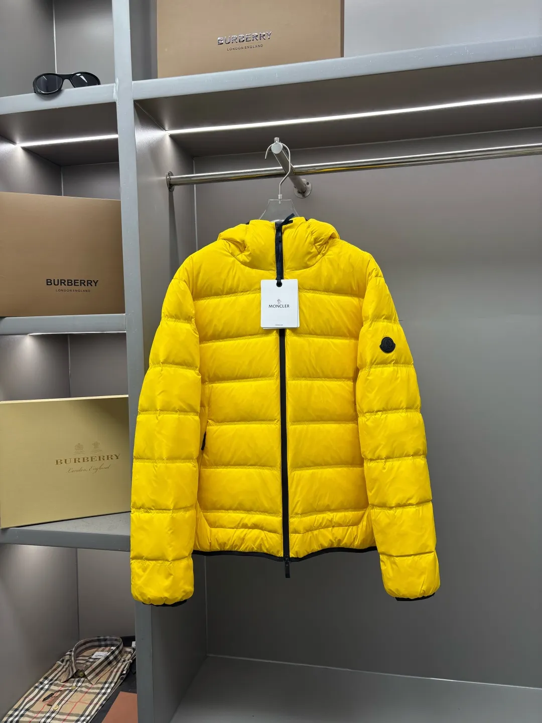 P980 Moncler's new color-blocked printed logo down jacket, classic black and white, same style for men and women, simple and high-end. Customized accessories at the counter, top-grade imported white duck down filling, both light and warm, say goodbye to bloat, and easily manage fashion and temperature~ Hooded design, windproof and stylish, whether worn inside or outside, it can add points to the style, adapt to various styles, so that you can go out coolly in the cold season~ Size: M-XXXL Color: black, white, yellow