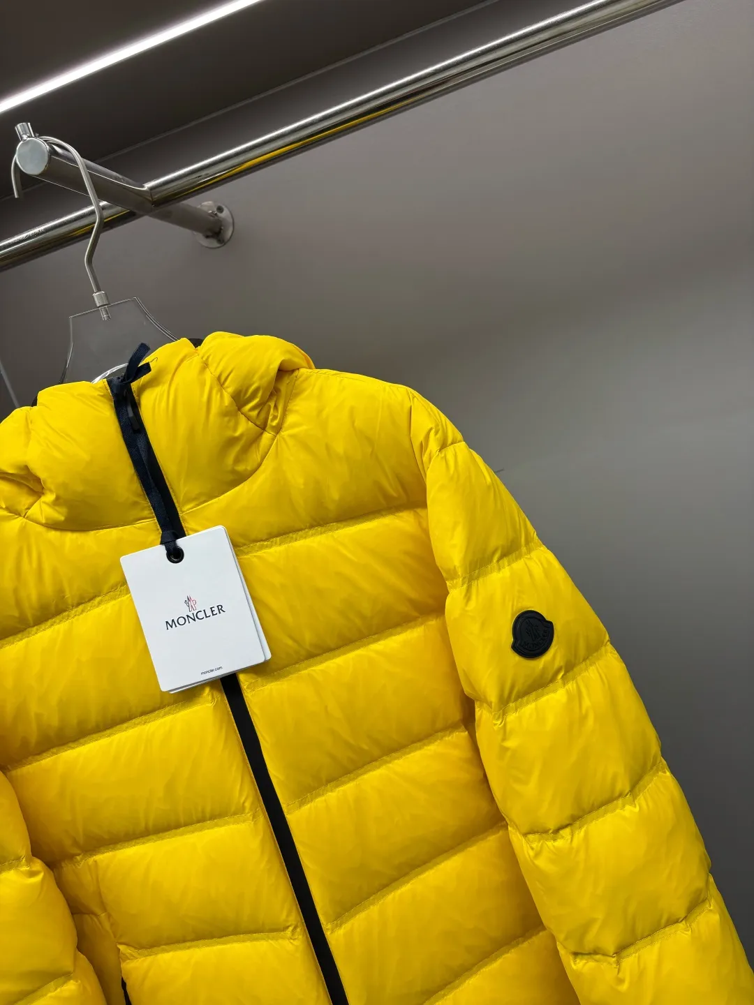 P980 Moncler's new color-blocked printed logo down jacket, classic black and white, same style for men and women, simple and high-end. Customized accessories at the counter, top-grade imported white duck down filling, both light and warm, say goodbye to bloat, and easily manage fashion and temperature~ Hooded design, windproof and stylish, whether worn inside or outside, it can add points to the style, adapt to various styles, so that you can go out coolly in the cold season~ Size: M-XXXL Color: black, white, yellow