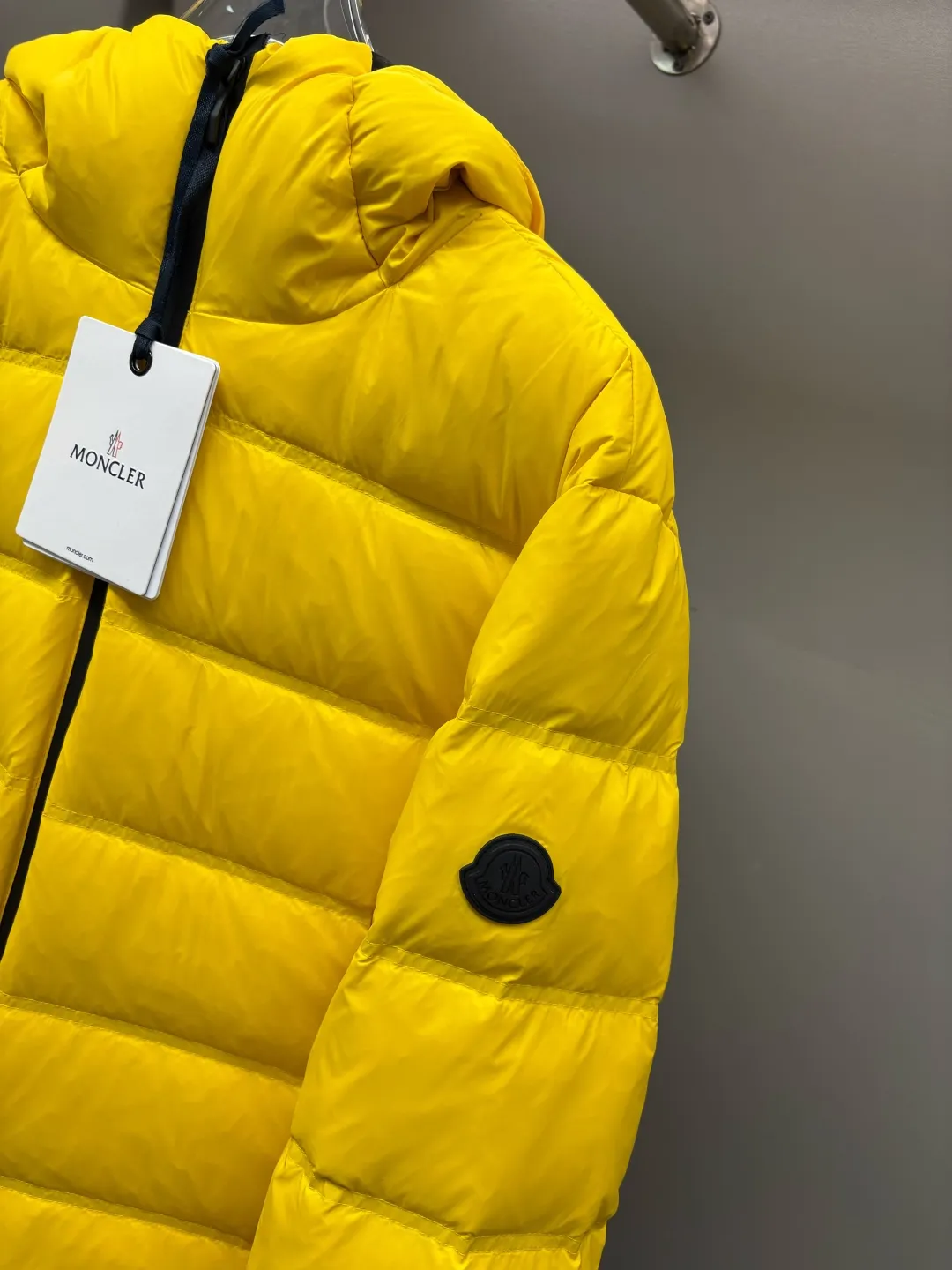 P980 Moncler's new color-blocked printed logo down jacket, classic black and white, same style for men and women, simple and high-end. Customized accessories at the counter, top-grade imported white duck down filling, both light and warm, say goodbye to bloat, and easily manage fashion and temperature~ Hooded design, windproof and stylish, whether worn inside or outside, it can add points to the style, adapt to various styles, so that you can go out coolly in the cold season~ Size: M-XXXL Color: black, white, yellow