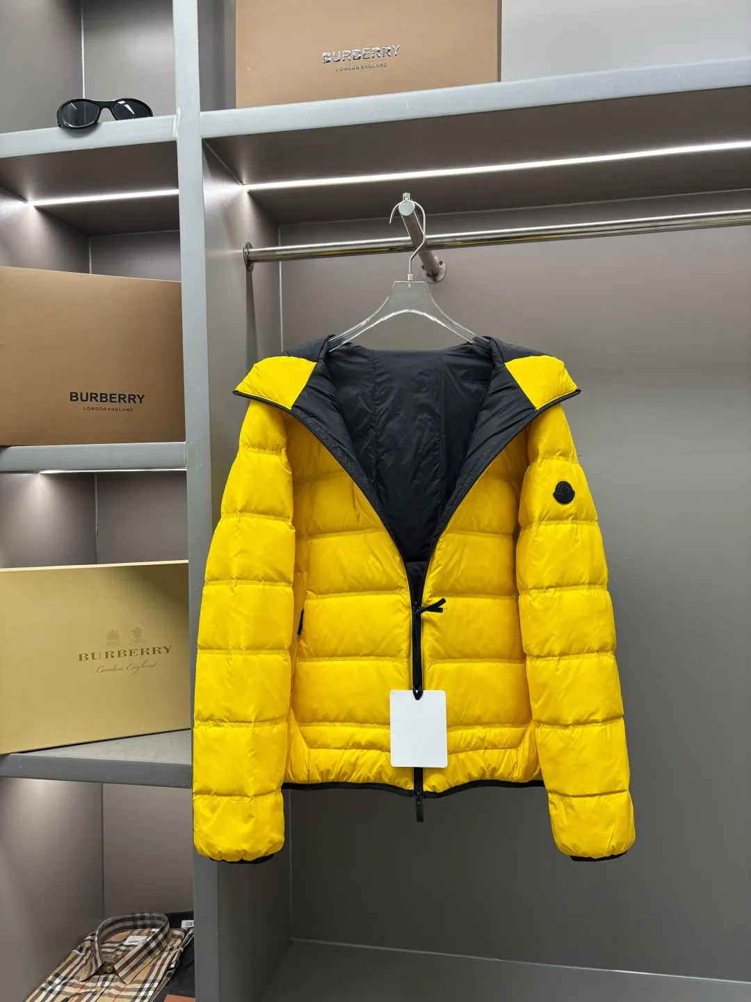 P980 Moncler's new color-blocked printed logo down jacket, classic black and white, same style for men and women, simple and high-end. Customized accessories at the counter, top-grade imported white duck down filling, both light and warm, say goodbye to bloat, and easily manage fashion and temperature~ Hooded design, windproof and stylish, whether worn inside or outside, it can add points to the style, adapt to various styles, so that you can go out coolly in the cold season~ Size: M-XXXL Color: black, white, yellow