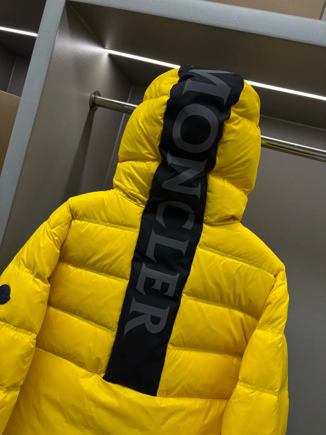 P980 Moncler's new color-blocked printed logo down jacket, classic black and white, same style for men and women, simple and high-end. Customized accessories at the counter, top-grade imported white duck down filling, both light and warm, say goodbye to bloat, and easily manage fashion and temperature~ Hooded design, windproof and stylish, whether worn inside or outside, it can add points to the style, adapt to various styles, so that you can go out coolly in the cold season~ Size: M-XXXL Color: black, white, yellow
