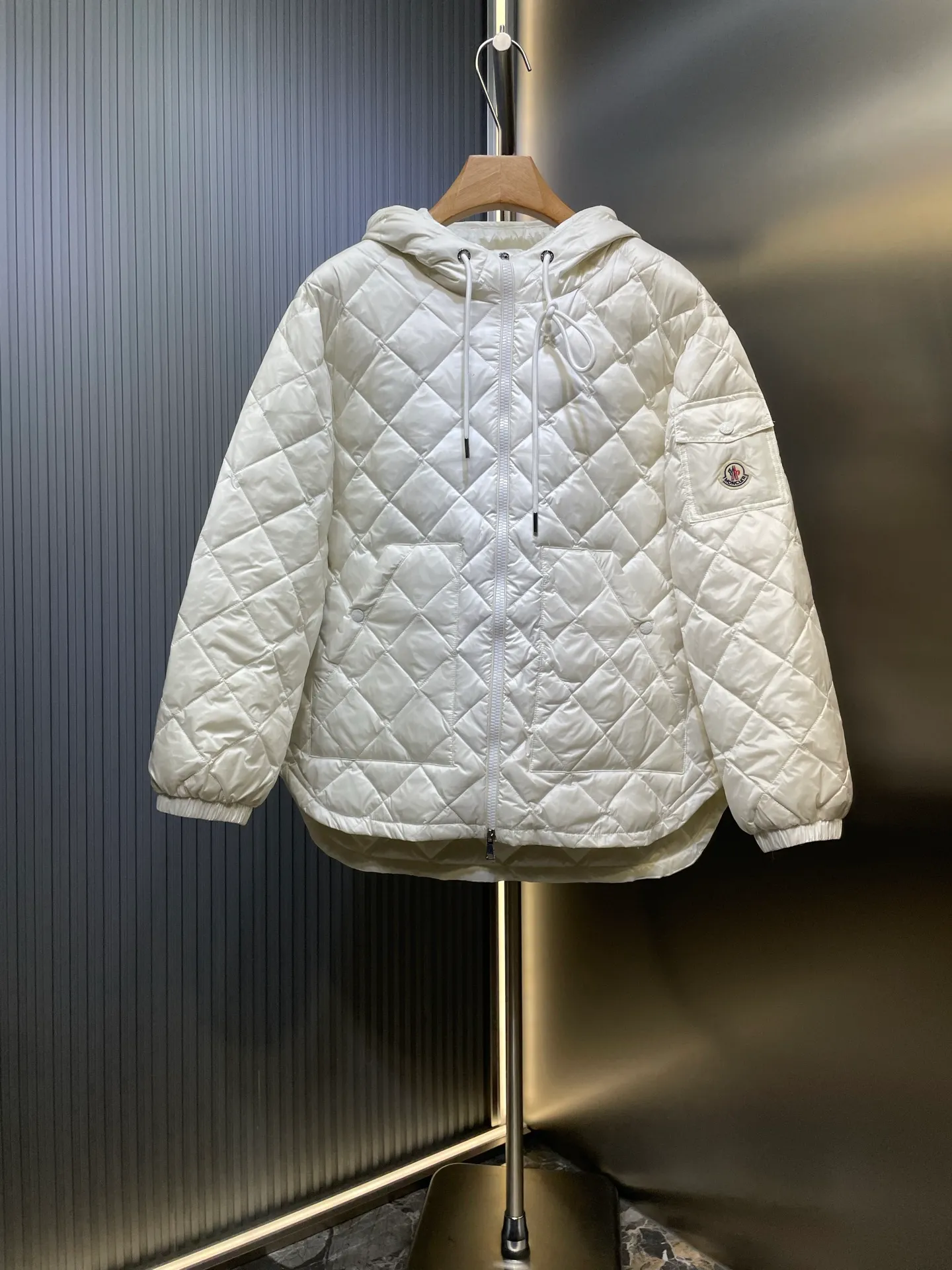 P790 MONCLER 🌟 25FW new arrival CAMICIA women's diamond quilted hooded short down jacket. This padded jacket is a practical item in the wardrobe, suitable for wearing in various seasons. Zippered design, made of lightweight longue saison fabric. Made of longue saison fabric Longue saison lining with down filling Adjustable hood zipper closure snap button closure pockets elastic cuffs size: s m l