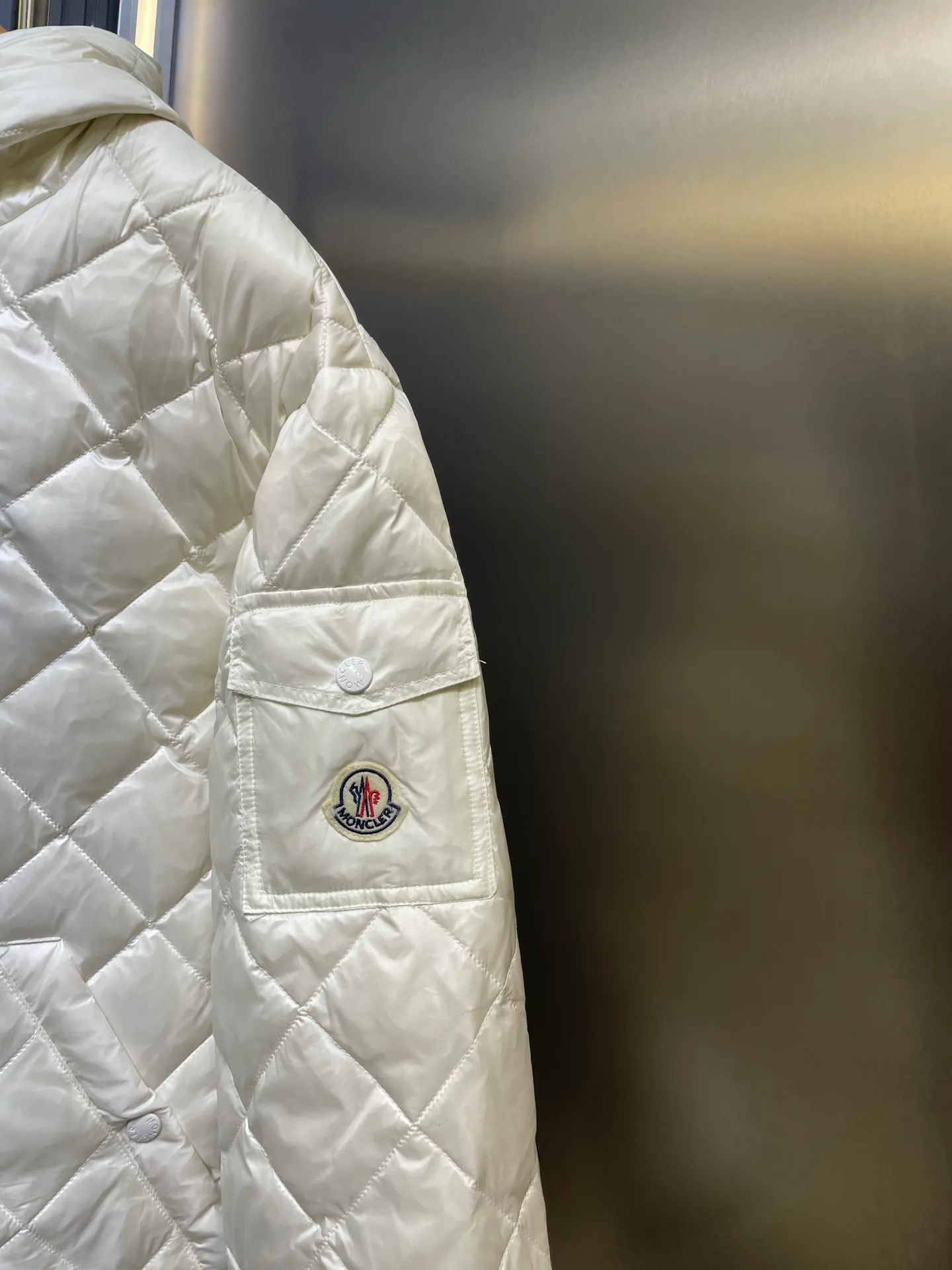 P790 MONCLER 🌟 25FW new arrival CAMICIA women's diamond quilted hooded short down jacket. This padded jacket is a practical item in the wardrobe, suitable for wearing in various seasons. Zippered design, made of lightweight longue saison fabric. Made of longue saison fabric Longue saison lining with down filling Adjustable hood zipper closure snap button closure pockets elastic cuffs size: s m l