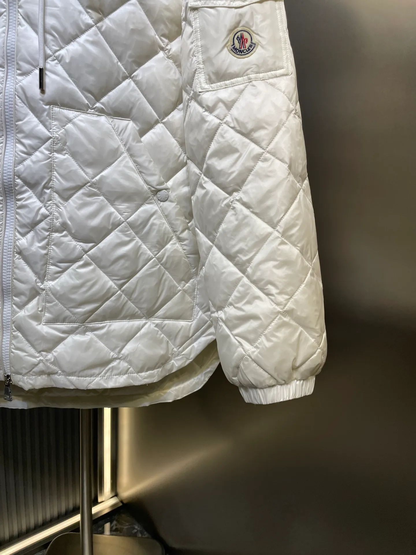P790 MONCLER 🌟 25FW new arrival CAMICIA women's diamond quilted hooded short down jacket. This padded jacket is a practical item in the wardrobe, suitable for wearing in various seasons. Zippered design, made of lightweight longue saison fabric. Made of longue saison fabric Longue saison lining with down filling Adjustable hood zipper closure snap button closure pockets elastic cuffs size: s m l