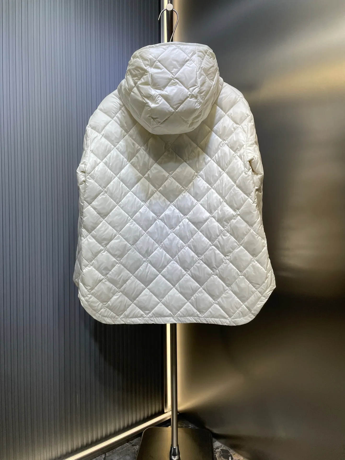P790 MONCLER 🌟 25FW new arrival CAMICIA women's diamond quilted hooded short down jacket. This padded jacket is a practical item in the wardrobe, suitable for wearing in various seasons. Zippered design, made of lightweight longue saison fabric. Made of longue saison fabric Longue saison lining with down filling Adjustable hood zipper closure snap button closure pockets elastic cuffs size: s m l
