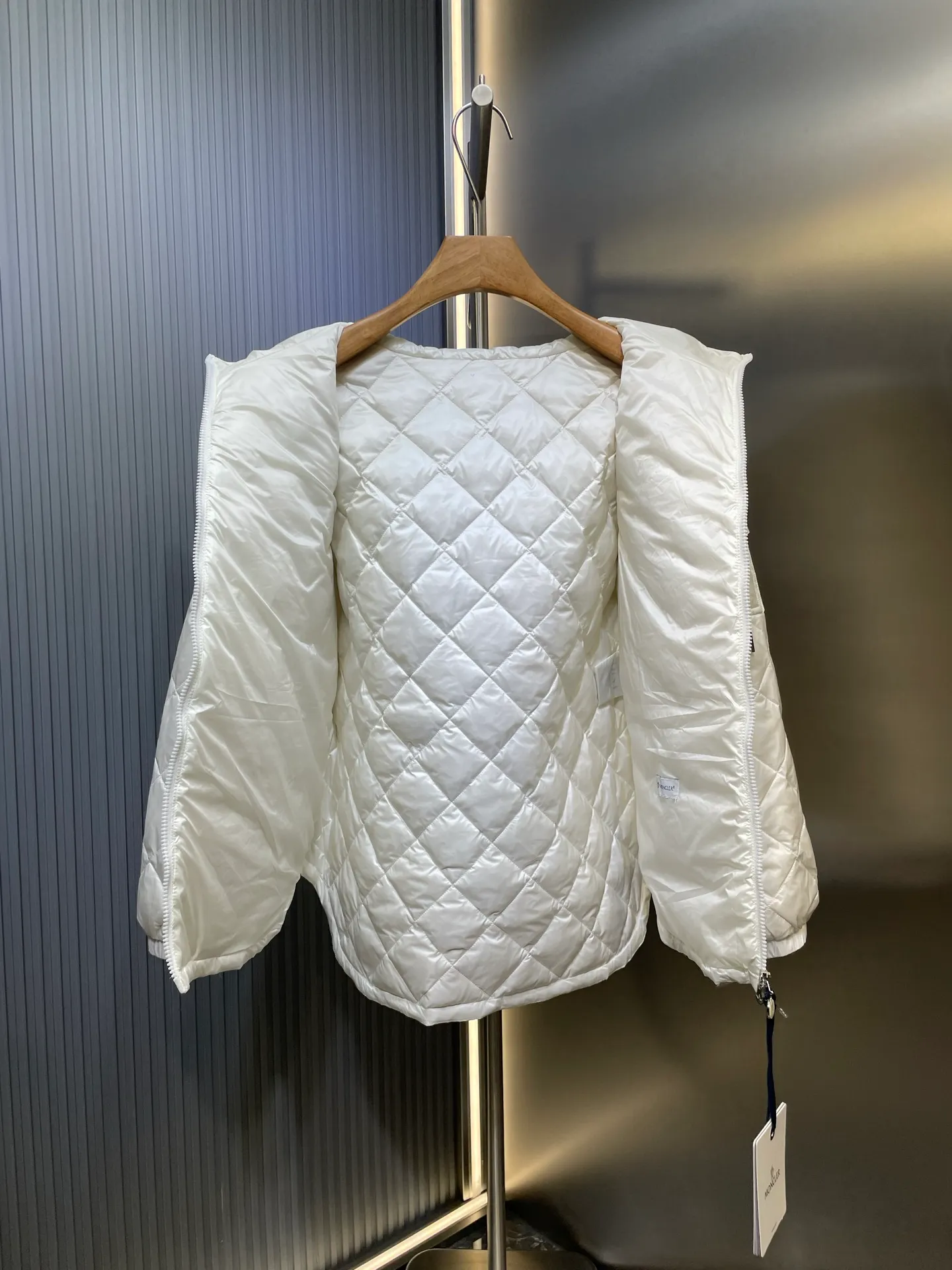 P790 MONCLER 🌟 25FW new arrival CAMICIA women's diamond quilted hooded short down jacket. This padded jacket is a practical item in the wardrobe, suitable for wearing in various seasons. Zippered design, made of lightweight longue saison fabric. Made of longue saison fabric Longue saison lining with down filling Adjustable hood zipper closure snap button closure pockets elastic cuffs size: s m l