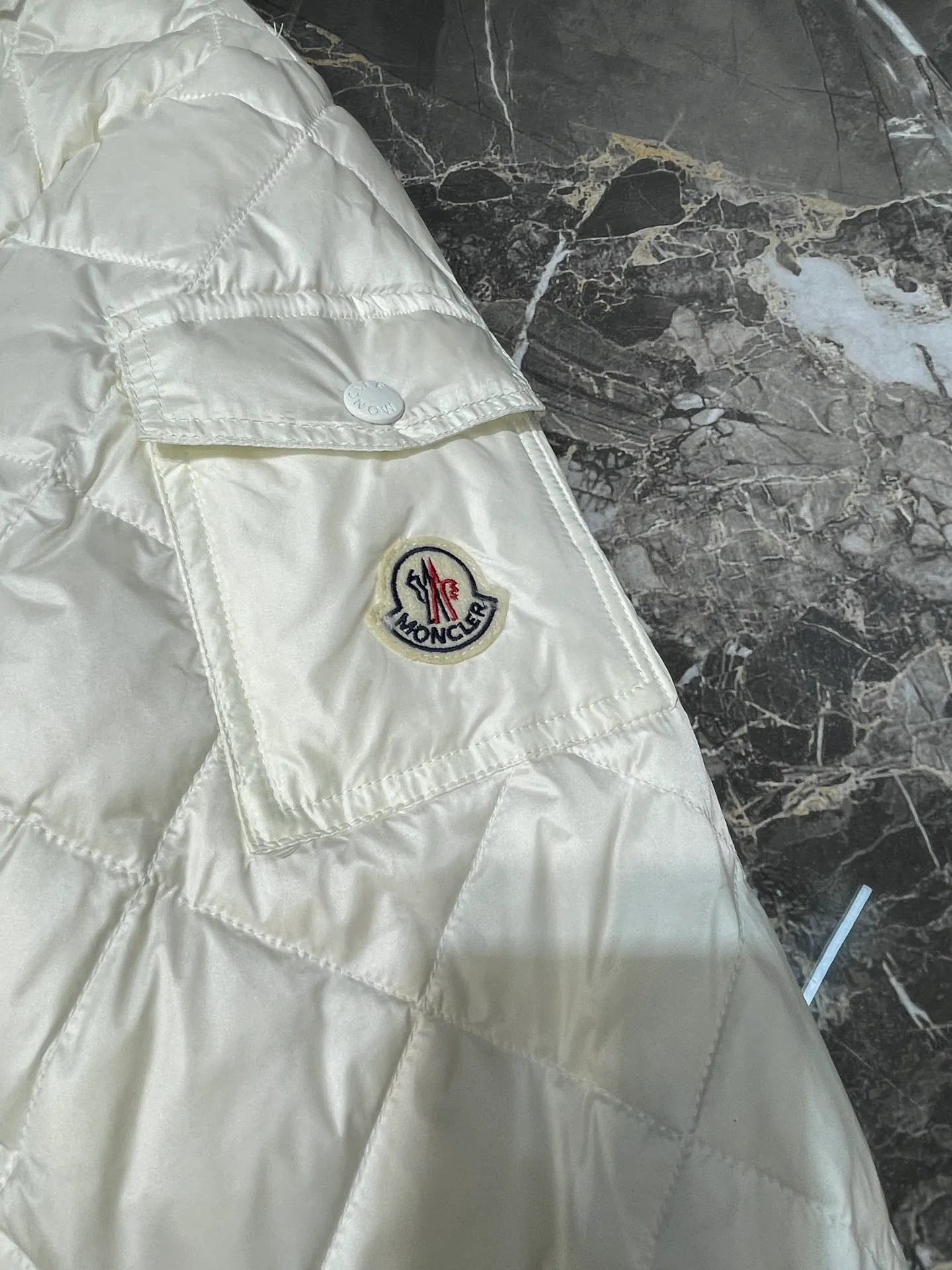 P790 MONCLER 🌟 25FW new arrival CAMICIA women's diamond quilted hooded short down jacket. This padded jacket is a practical item in the wardrobe, suitable for wearing in various seasons. Zippered design, made of lightweight longue saison fabric. Made of longue saison fabric Longue saison lining with down filling Adjustable hood zipper closure snap button closure pockets elastic cuffs size: s m l