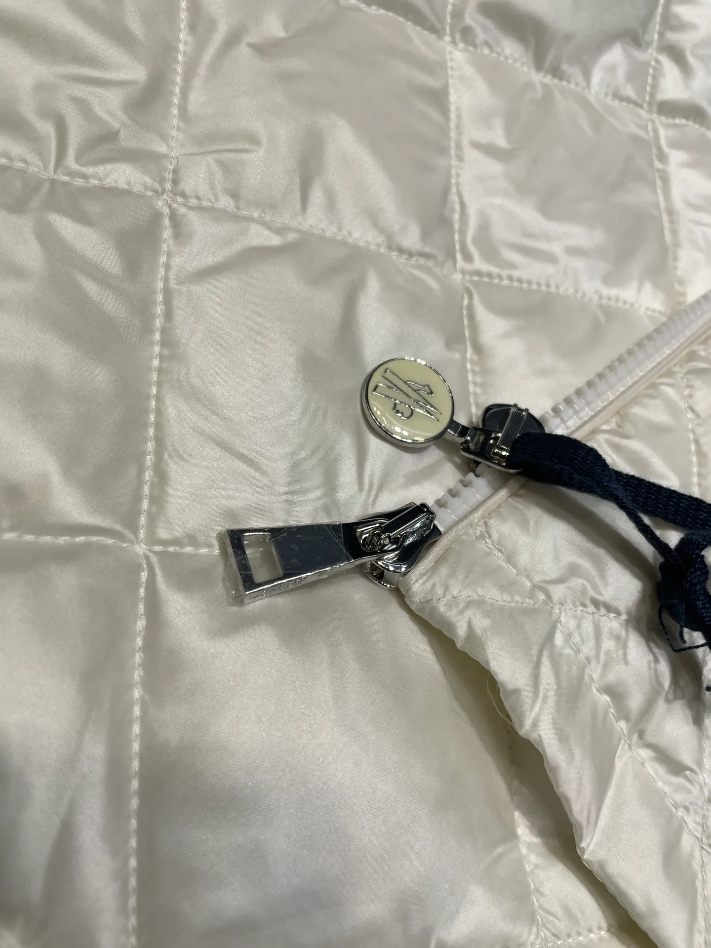 P790 MONCLER 🌟 25FW new arrival CAMICIA women's diamond quilted hooded short down jacket. This padded jacket is a practical item in the wardrobe, suitable for wearing in various seasons. Zippered design, made of lightweight longue saison fabric. Made of longue saison fabric Longue saison lining with down filling Adjustable hood zipper closure snap button closure pockets elastic cuffs size: s m l