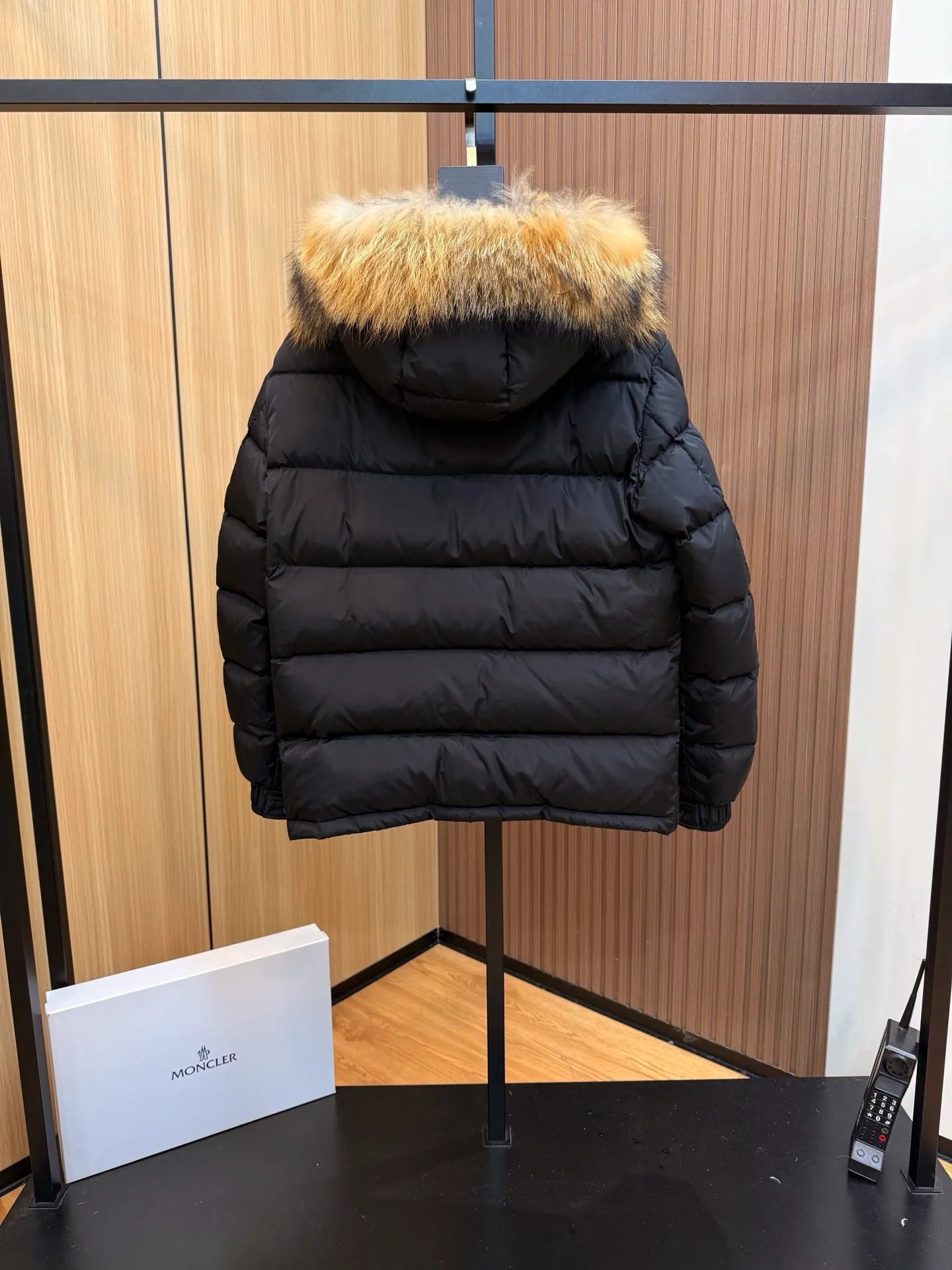 P1000 Moncler Mayaf short men's down jacket jacket. The hood is removable. The fur collar is removable. Based on Maya, a removable fur collar is added. The Mayaf men's hooded down jacket is made of functional nylon fabric, and the hood is equipped with removable synthetic material trim.  The Mayaf short down jacket is a reinterpretation of the classic Moncler Maya style in an instantly recognizable silhouette, with a removable hood and adjustable hem. Made from functional fabric with removable synthetic trim on the hood. The sleeves are embellished with classic patch pockets, reflecting the brand's signature style. Details •Made from functional fabric •Technical fabric lining •Down-filled •Push-stud collar •Detachable hood with removable synthetic trim •Zip closure •Zip pockets •Patch pockets with press-stud •Adjustable elastic cuffs •Adjustable drawstring hem