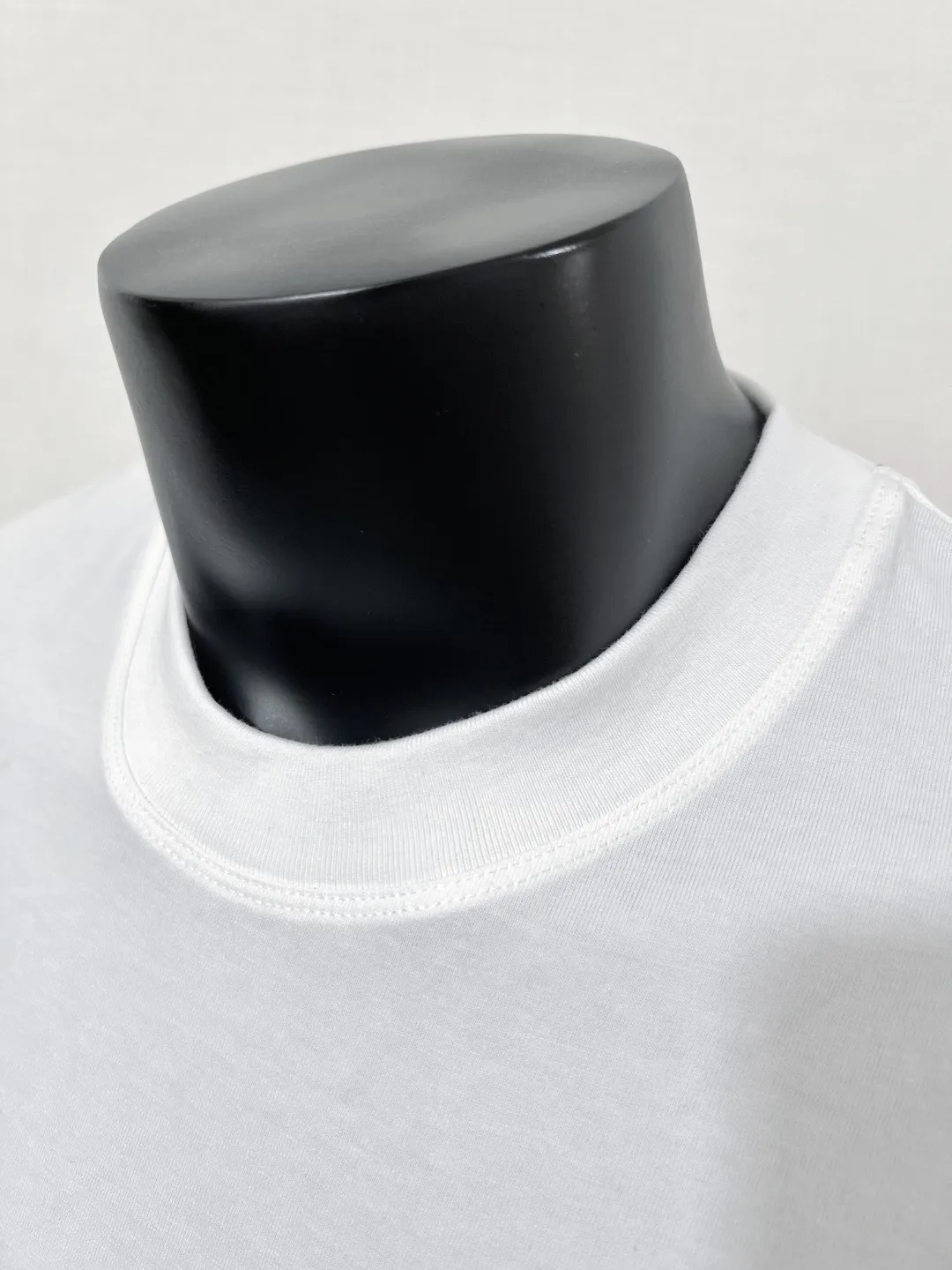P140 MONCLER double-labeled classic model is on sale on the official website at the same time; the washable mark supports NFC scanning to enter the official website; 240g double yarn 100% cotton fabric is selected; the double-connected small label is embroidered with exquisite embroidery logo on the chest, and the details of the logo and letter are consistent with the official website; simple and classic style, versatile, durable and durable, the same style as the Internet celebrity star! Color: black white, size XS-L (can wear up to 200 pounds)