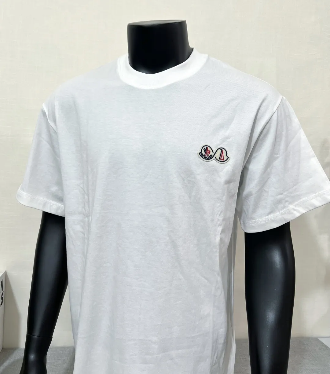 P140 MONCLER double-labeled classic model is on sale on the official website at the same time; the washable mark supports NFC scanning to enter the official website; 240g double yarn 100% cotton fabric is selected; the double-connected small label is embroidered with exquisite embroidery logo on the chest, and the details of the logo and letter are consistent with the official website; simple and classic style, versatile, durable and durable, the same style as the Internet celebrity star! Color: black white, size XS-L (can wear up to 200 pounds)