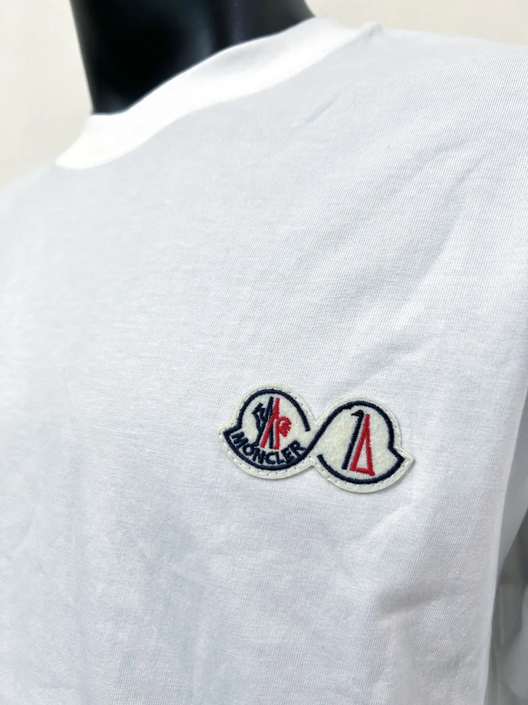 P140 MONCLER double-labeled classic model is on sale on the official website at the same time; the washable mark supports NFC scanning to enter the official website; 240g double yarn 100% cotton fabric is selected; the double-connected small label is embroidered with exquisite embroidery logo on the chest, and the details of the logo and letter are consistent with the official website; simple and classic style, versatile, durable and durable, the same style as the Internet celebrity star! Color: black white, size XS-L (can wear up to 200 pounds)