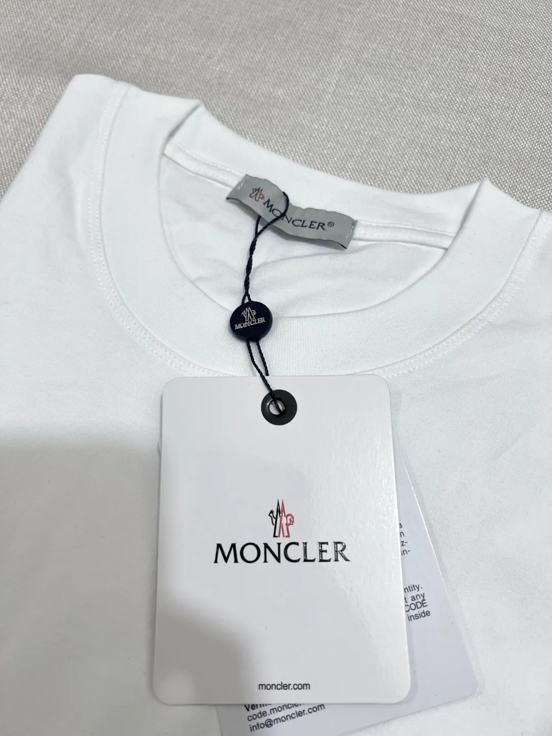 P140 MONCLER double-labeled classic model is on sale on the official website at the same time; the washable mark supports NFC scanning to enter the official website; 240g double yarn 100% cotton fabric is selected; the double-connected small label is embroidered with exquisite embroidery logo on the chest, and the details of the logo and letter are consistent with the official website; simple and classic style, versatile, durable and durable, the same style as the Internet celebrity star! Color: black white, size XS-L (can wear up to 200 pounds)