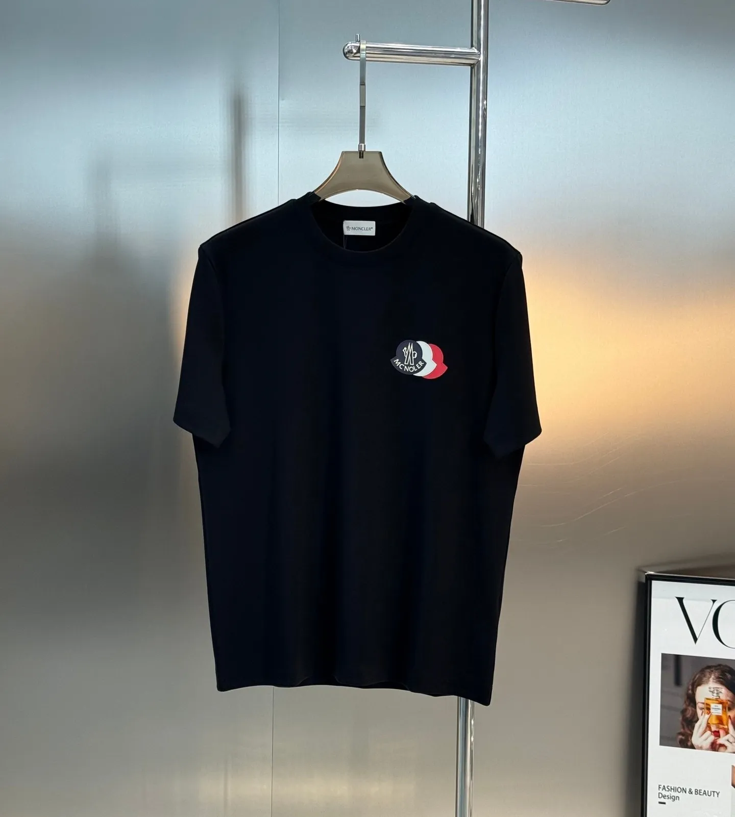 P160 Moncler 25s new modal T-shirt. Brand letter logo printing design. Three-layer three-dimensional classic. Presenting something special. Clean, refreshing, simple and generous. Recommended items for any age [Fireworks] regular version! Customized 250g modal comb fabric, the surface is skin-friendly and smooth, and the body is as comfortable as a baby! Color: Black. White. Size: s-xxl