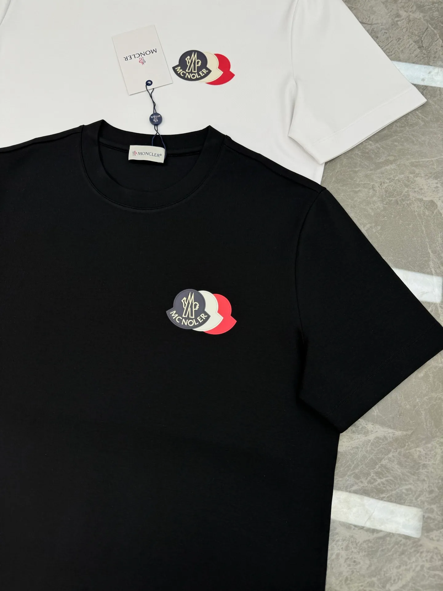 P160 Moncler 25s new modal T-shirt. Brand letter logo printing design. Three-layer three-dimensional classic. Presenting something special. Clean, refreshing, simple and generous. Recommended items for any age [Fireworks] regular version! Customized 250g modal comb fabric, the surface is skin-friendly and smooth, and the body is as comfortable as a baby! Color: Black. White. Size: s-xxl