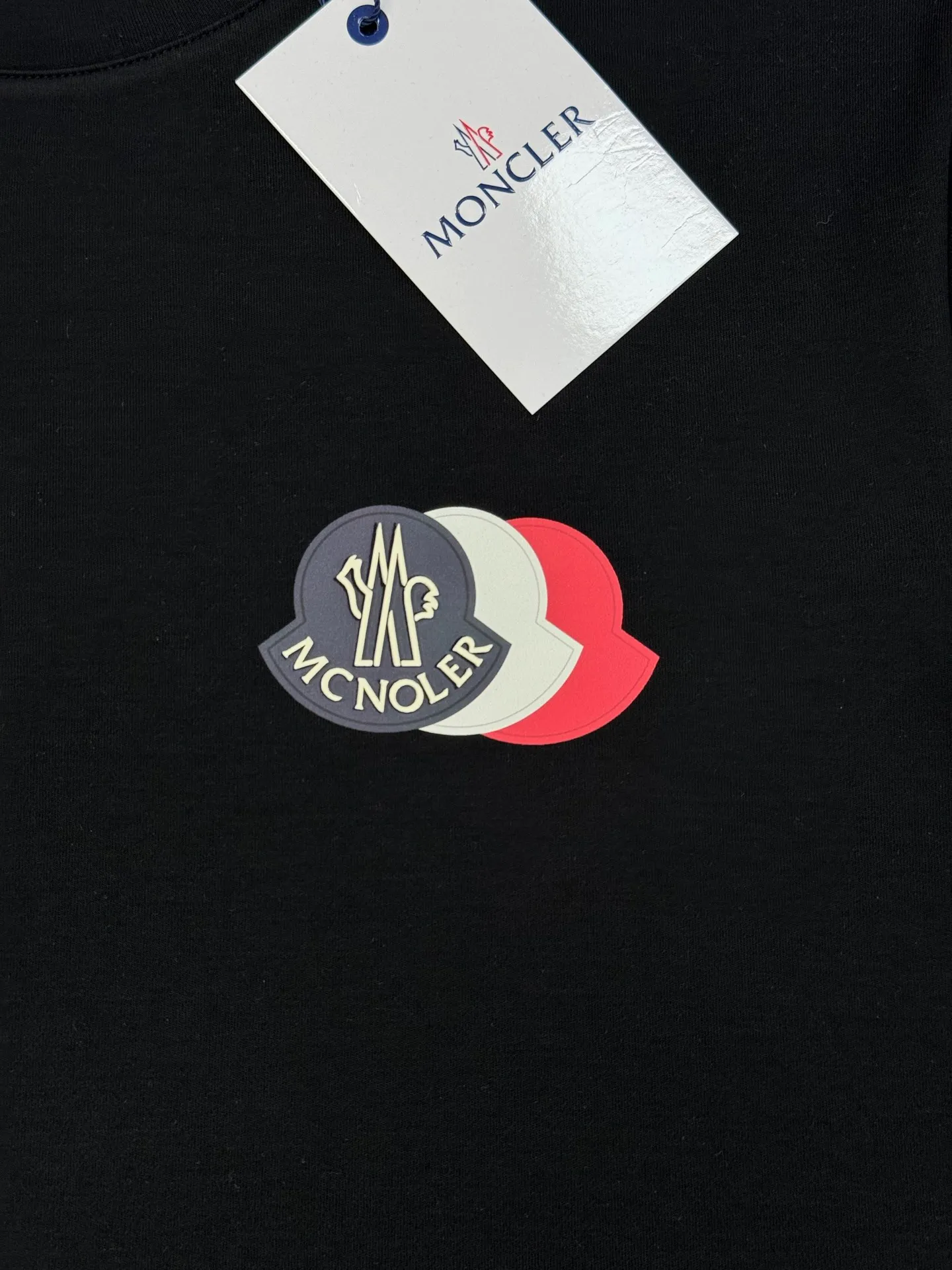 P160 Moncler 25s new modal T-shirt. Brand letter logo printing design. Three-layer three-dimensional classic. Presenting something special. Clean, refreshing, simple and generous. Recommended items for any age [Fireworks] regular version! Customized 250g modal comb fabric, the surface is skin-friendly and smooth, and the body is as comfortable as a baby! Color: Black. White. Size: s-xxl