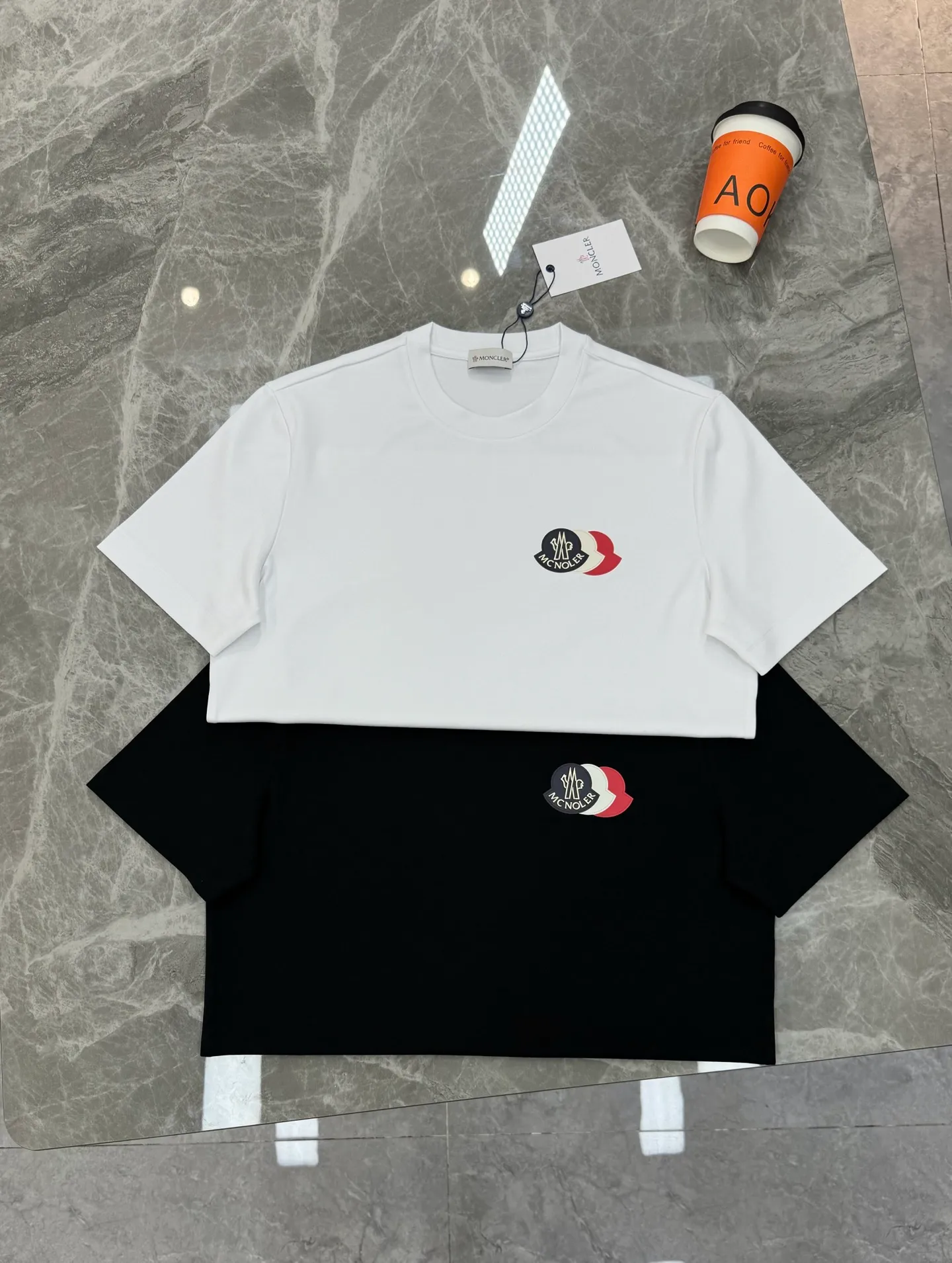 P160 Moncler 25s new modal T-shirt. Brand letter logo printing design. Three-layer three-dimensional classic. Presenting something special. Clean, refreshing, simple and generous. Recommended items for any age [Fireworks] regular version! Customized 250g modal comb fabric, the surface is skin-friendly and smooth, and the body is as comfortable as a baby! Color: Black. White. Size: s-xxl