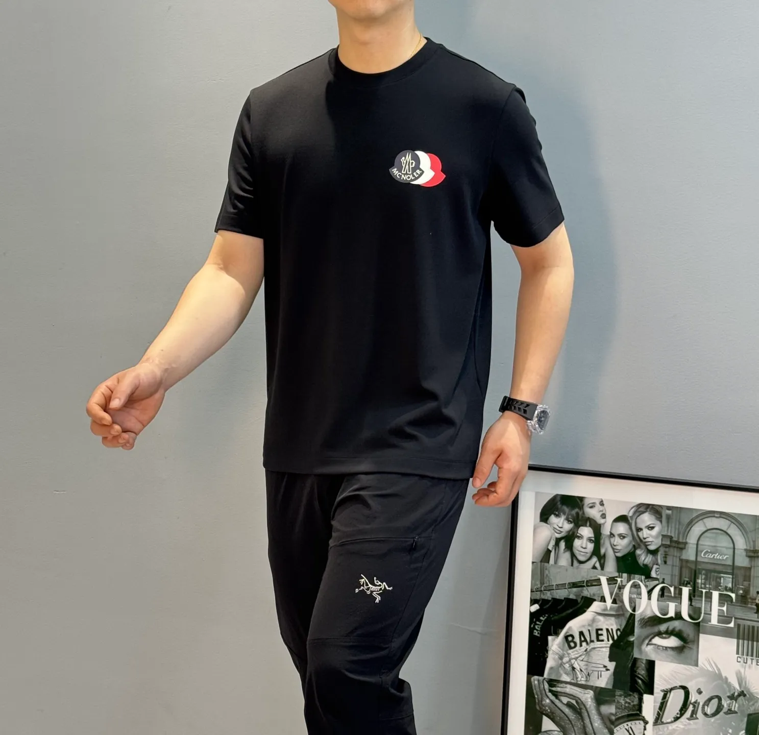 P160 Moncler 25s new modal T-shirt. Brand letter logo printing design. Three-layer three-dimensional classic. Presenting something special. Clean, refreshing, simple and generous. Recommended items for any age [Fireworks] regular version! Customized 250g modal comb fabric, the surface is skin-friendly and smooth, and the body is as comfortable as a baby! Color: Black. White. Size: s-xxl