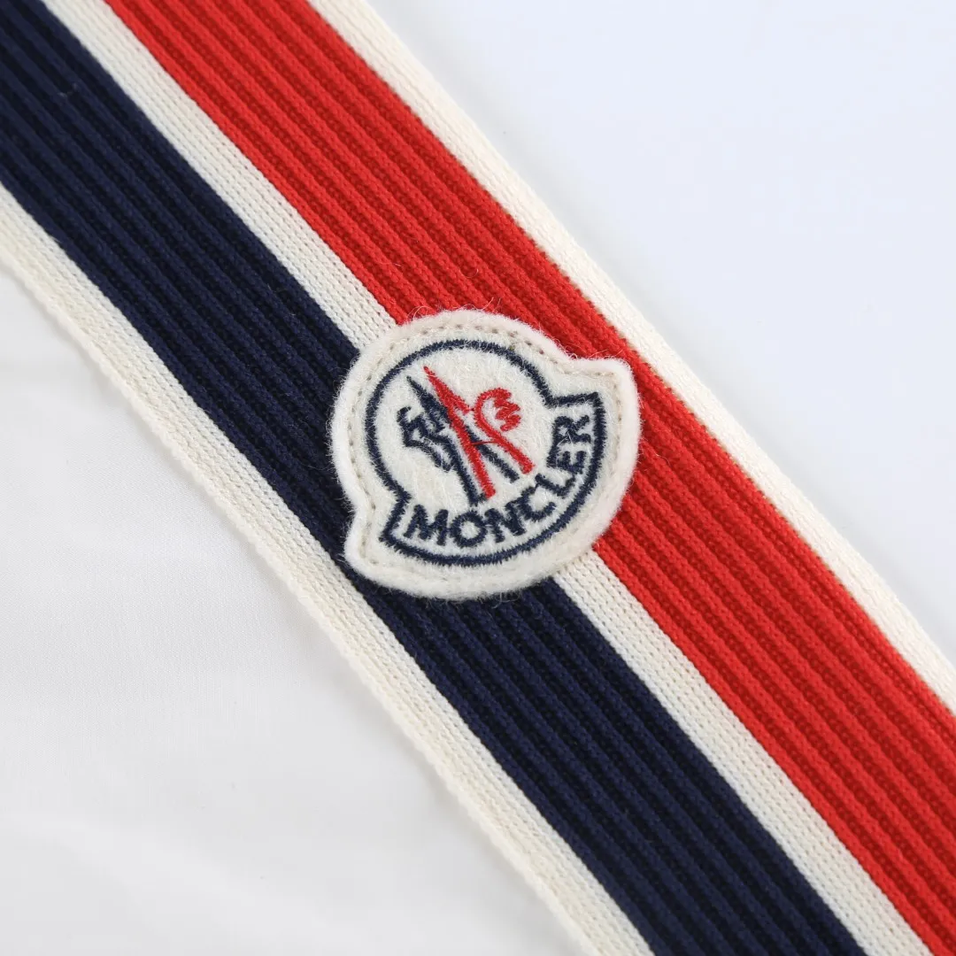 P540 MONCLER web-trimmed lightweight jacket Fabric selection: 100% polyester fiber is used to create a tough protective outer layer. It is known for its excellent tear resistance and wear resistance. It can quickly return to flatness during wearing and maintain the crisp and stylish appearance of the clothing for a long time. At the same time, it is not easy to deform after being washed for a long time.   Features: Two different colored decorative strips added to the center part of the sleeves. This design element can not only add visual highlights to clothing, making it more fashionable and unique. Craftsmanship: The webbing is precisely positioned along the cuffs to the seam of the collar and hat to ensure symmetry and overall smoothness. Before actual sewing, use very fine basting stitches for pre-fixing. This step is crucial to prevent the webbing from slipping, twisting, or wrinkling during sewing and ensuring that the final stitch is straight and perfect.  Accessories: 1:1 customized zipper puller, 1:1 customized buttons with logo, 1:1 customized hood drawstring elastic buckle SIZE: 1 2 3 4