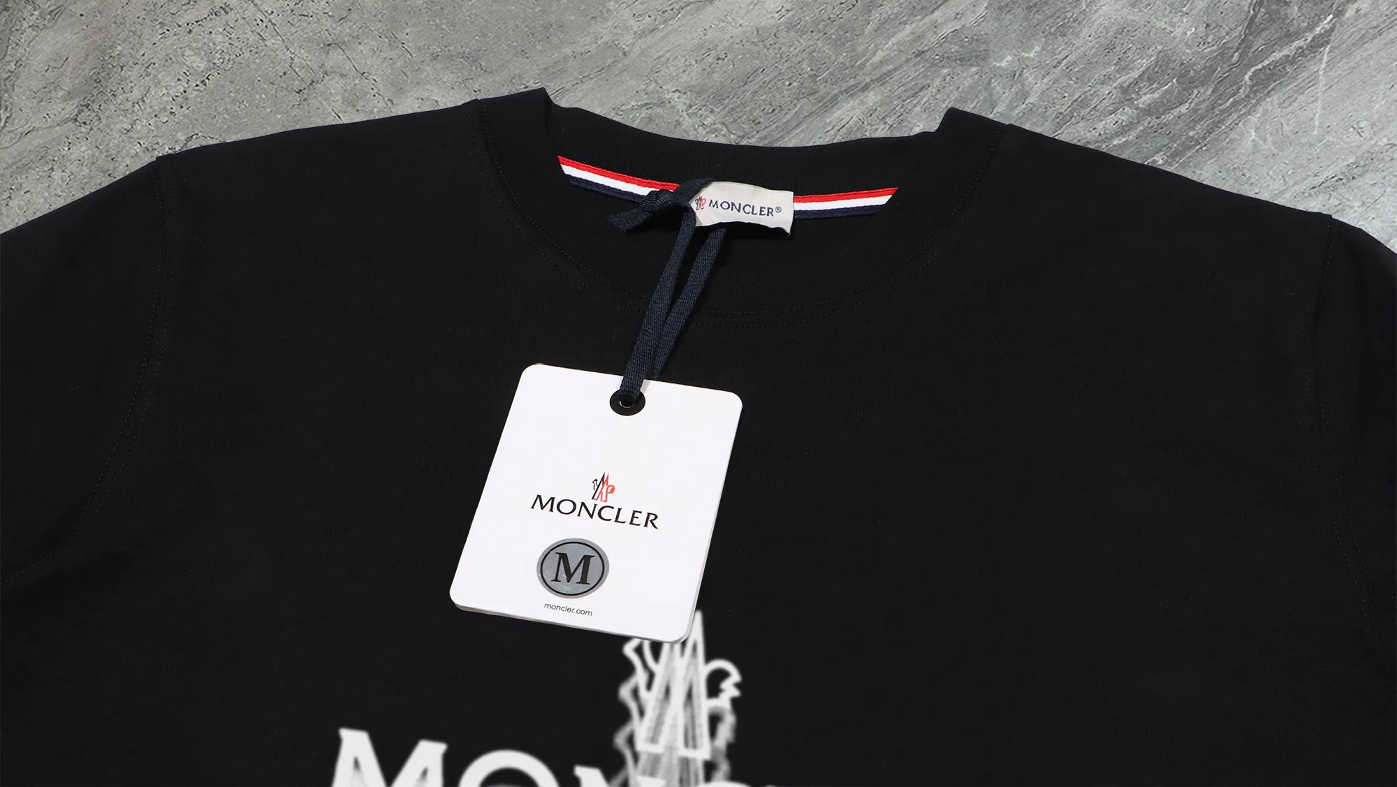 P210 High-version sweatshirt) [Long-term stock] 〖𝐌𝐎𝐍𝐂𝐋𝐄𝐑~Mask〗 Made of 440g heavy-weight fabric. It is different from the market currency. It can be matched with any variety and is properly handsome. 😎The whole dress is made of double waistcoats. The double waistcoats make the whole dress more three-dimensional. Not ordinary factories can do such fine work. 2025 Spring runway version of the T stage, on sale at the counter, round neck terry sweatshirt, high-end double-strand pure cotton, custom-made stretch ribs, dyed in the same vat, complete with three standards, matched with exquisite embroidered LOGO on the chest, simple and advanced, same style for men and women. Color: black, apricot, white, size: S M L XL 2XL