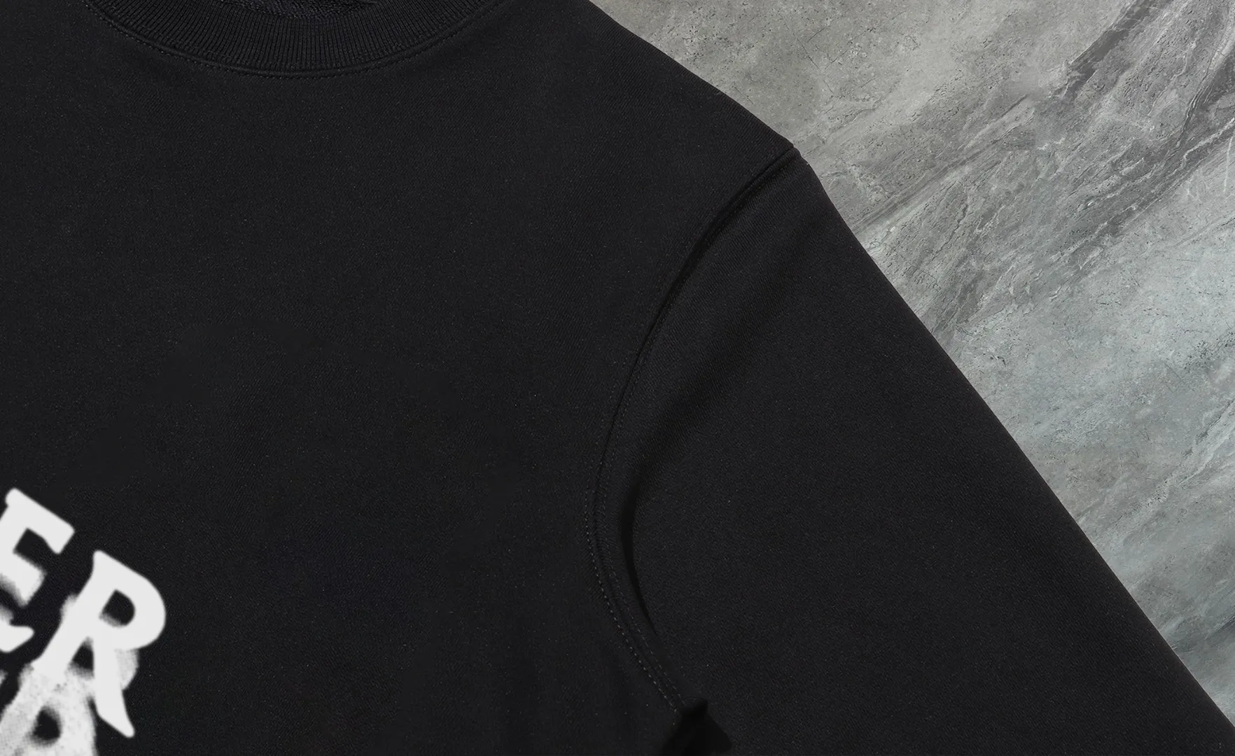 P210 High-version sweatshirt) [Long-term stock] 〖𝐌𝐎𝐍𝐂𝐋𝐄𝐑~Mask〗 Made of 440g heavy-weight fabric. It is different from the market currency. It can be matched with any variety and is properly handsome. 😎The whole dress is made of double waistcoats. The double waistcoats make the whole dress more three-dimensional. Not ordinary factories can do such fine work. 2025 Spring runway version of the T stage, on sale at the counter, round neck terry sweatshirt, high-end double-strand pure cotton, custom-made stretch ribs, dyed in the same vat, complete with three standards, matched with exquisite embroidered LOGO on the chest, simple and advanced, same style for men and women. Color: black, apricot, white, size: S M L XL 2XL