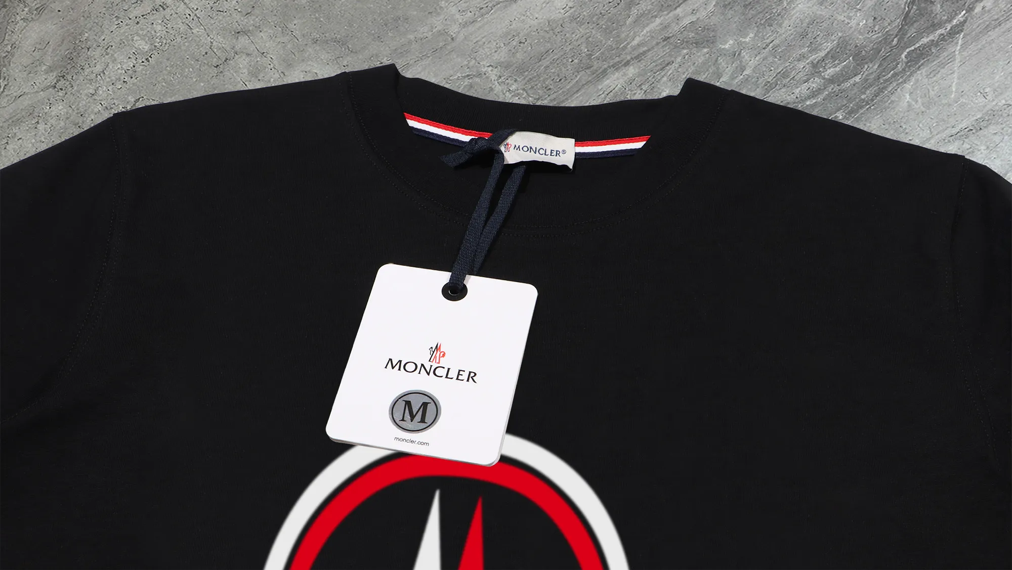 P210 High-version sweatshirt) [Long-term stock] 〖𝐌𝐎𝐍𝐂𝐋𝐄𝐑~Mask〗 Made of 440g heavy-weight fabric. It is different from the market currency. It can be matched with any variety and is properly handsome. 😎The whole dress is made of double waistcoats. The double waistcoats make the whole dress more three-dimensional. Not ordinary factories can do such fine work. 2025 Spring runway version of the T stage, on sale at the counter, round neck terry sweatshirt, high-end double-strand pure cotton, custom-made stretch ribs, dyed in the same vat, complete with three standards, matched with exquisite embroidered LOGO on the chest, simple and advanced, same style for men and women. Color: black, apricot, white, size: S M L XL 2XL