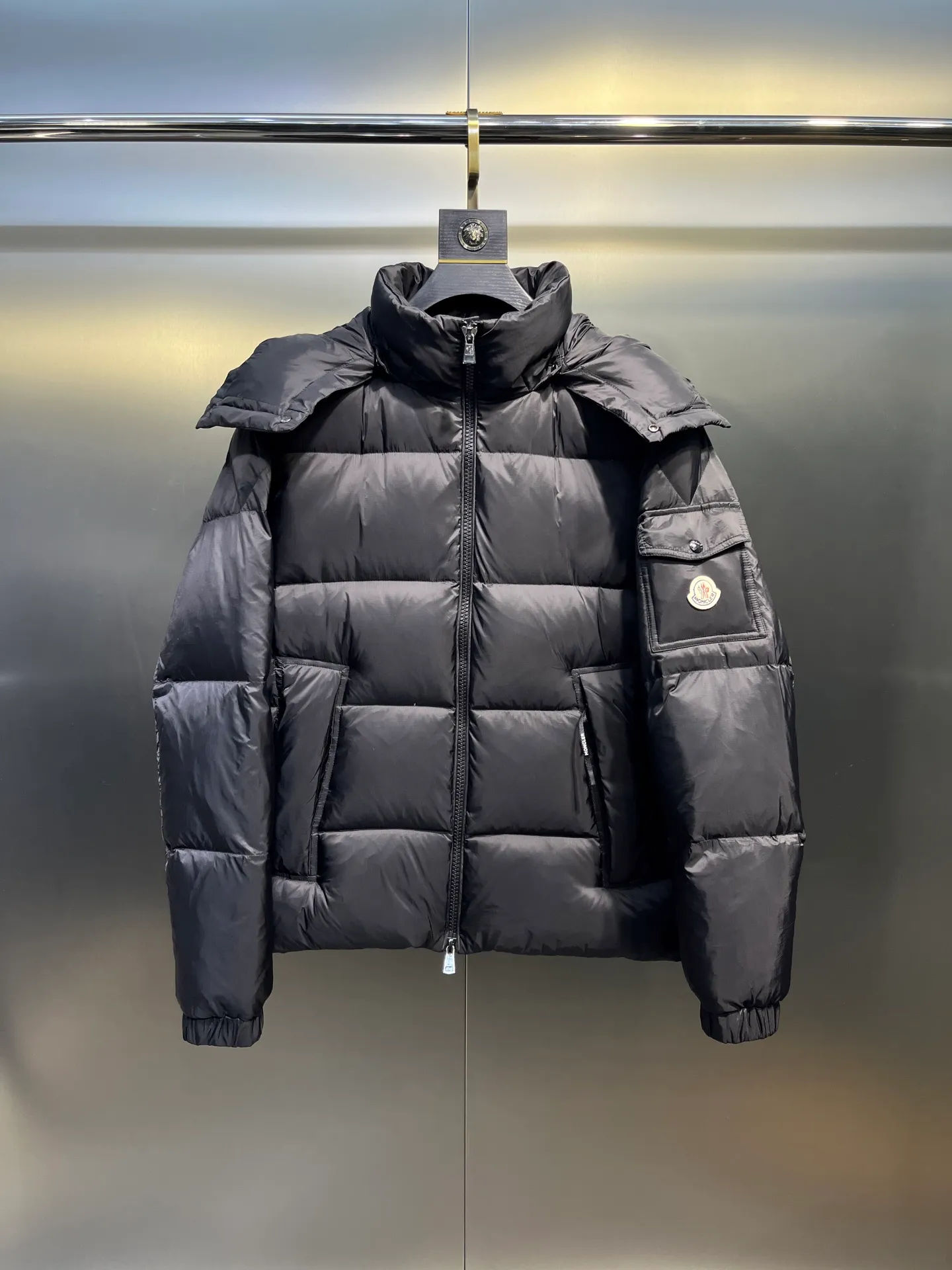 P880 moncler 🌟 Down jacket Montbeliard down is made of iconic lon laqué fabric, showing a gorgeous luster effect. Equipped with a removable hood, it can easily adapt to changing weather. The sleeve pockets inspired by Moner Maya are embellished to highlight the essence of the brand. High quality version of ribbon Maya with NFC chip shipped with dust bag color: black size: 12345