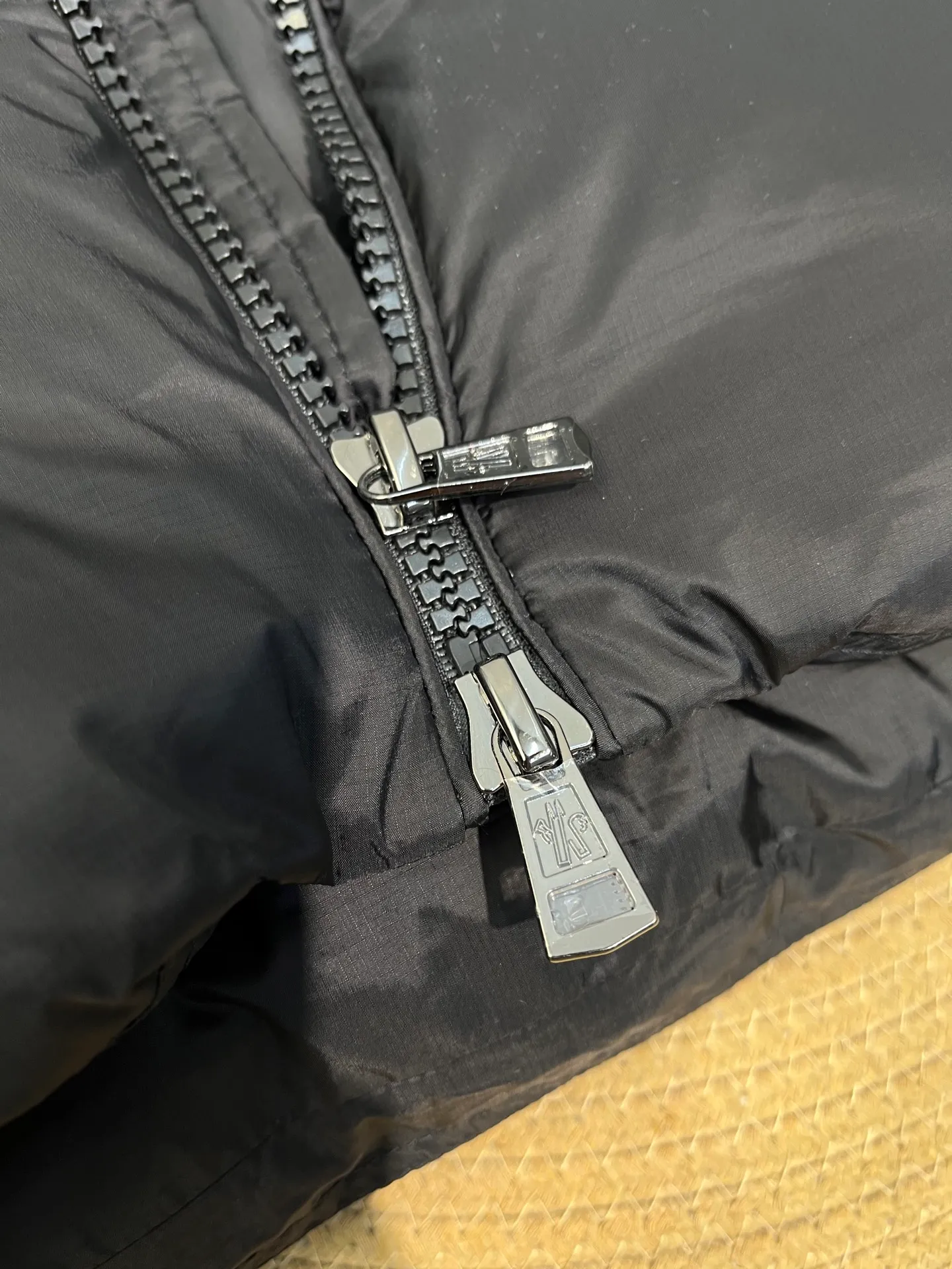 P880 moncler 🌟 Down jacket Montbeliard down is made of iconic lon laqué fabric, showing a gorgeous luster effect. Equipped with a removable hood, it can easily adapt to changing weather. The sleeve pockets inspired by Moner Maya are embellished to highlight the essence of the brand. High quality version of ribbon Maya with NFC chip shipped with dust bag color: black size: 12345