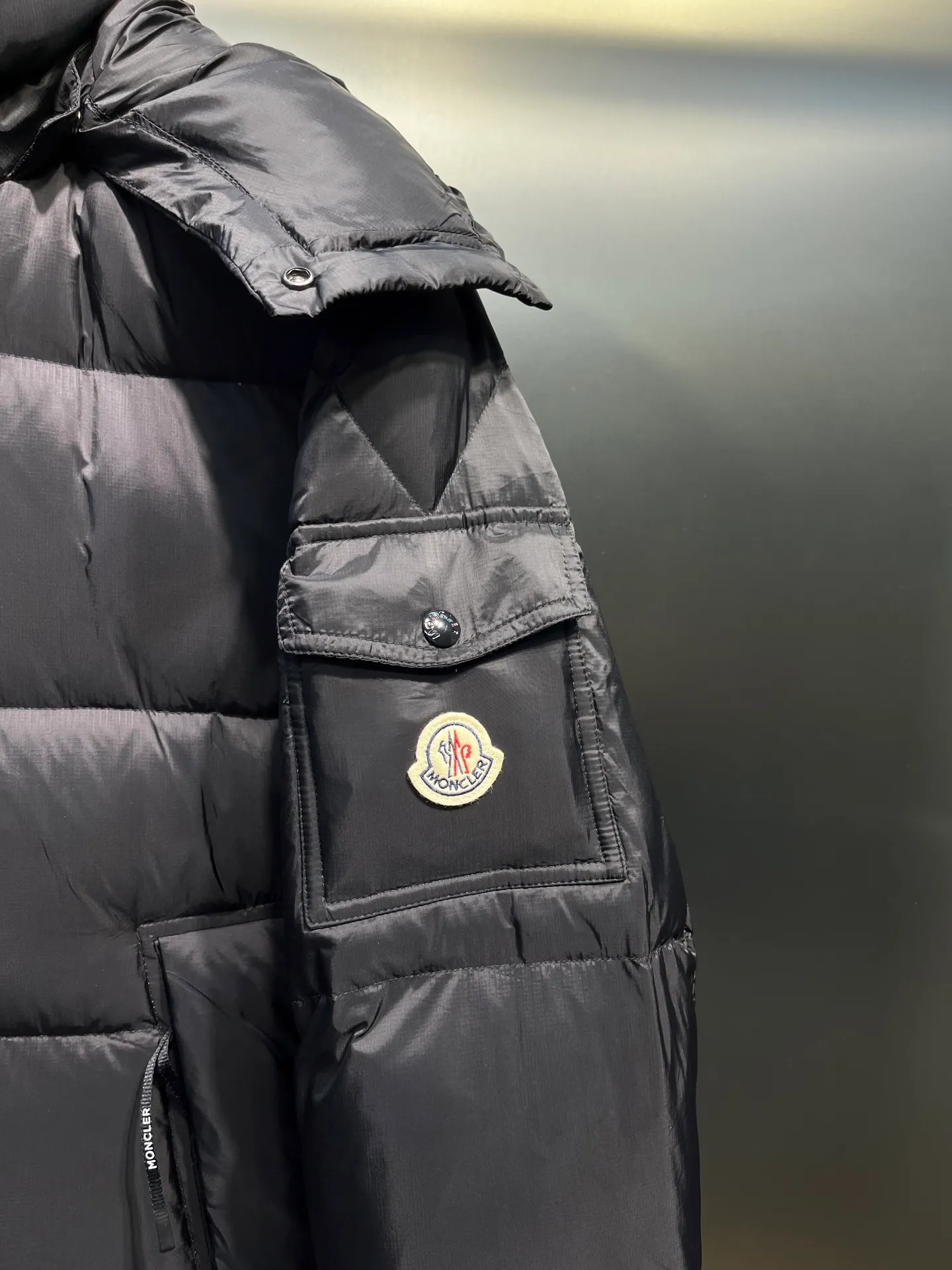 P880 moncler 🌟 Down jacket Montbeliard down is made of iconic lon laqué fabric, showing a gorgeous luster effect. Equipped with a removable hood, it can easily adapt to changing weather. The sleeve pockets inspired by Moner Maya are embellished to highlight the essence of the brand. High quality version of ribbon Maya with NFC chip shipped with dust bag color: black size: 12345