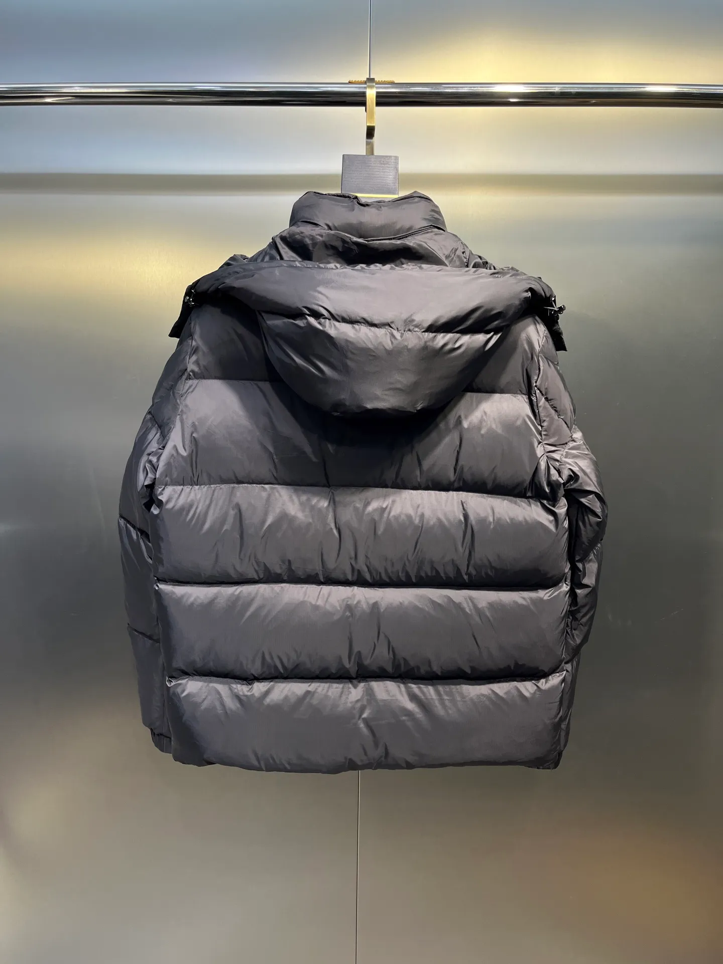 P880 moncler 🌟 Down jacket Montbeliard down is made of iconic lon laqué fabric, showing a gorgeous luster effect. Equipped with a removable hood, it can easily adapt to changing weather. The sleeve pockets inspired by Moner Maya are embellished to highlight the essence of the brand. High quality version of ribbon Maya with NFC chip shipped with dust bag color: black size: 12345