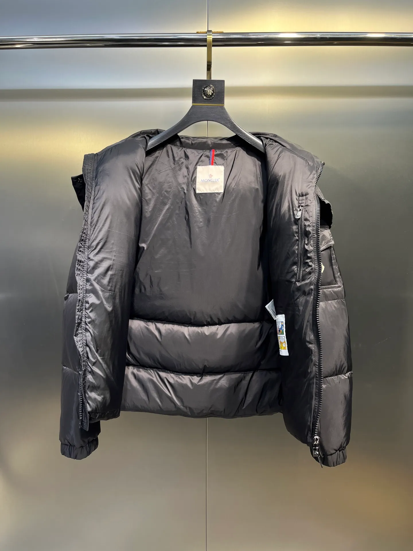 P880 moncler 🌟 Down jacket Montbeliard down is made of iconic lon laqué fabric, showing a gorgeous luster effect. Equipped with a removable hood, it can easily adapt to changing weather. The sleeve pockets inspired by Moner Maya are embellished to highlight the essence of the brand. High quality version of ribbon Maya with NFC chip shipped with dust bag color: black size: 12345