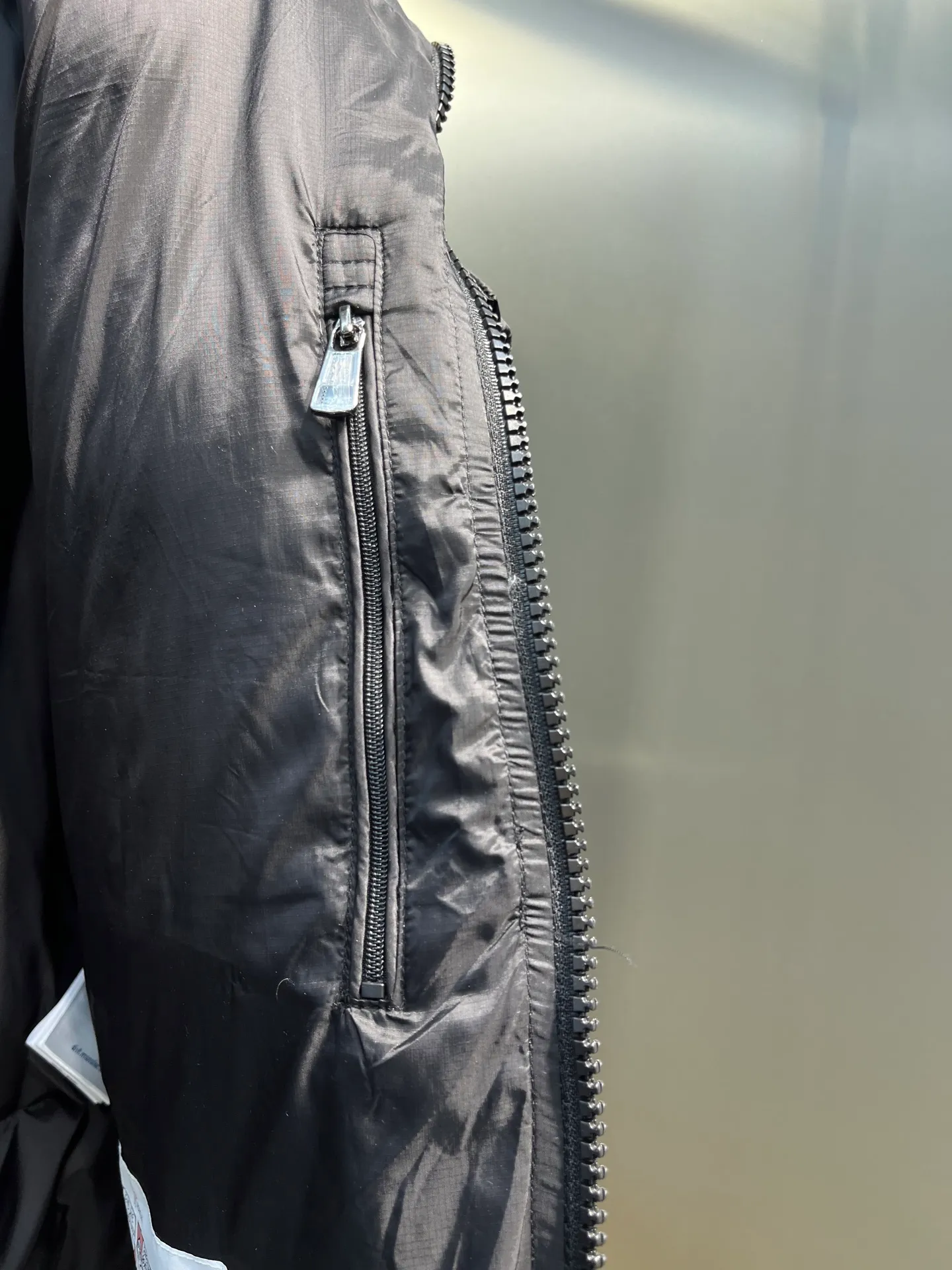 P880 moncler 🌟 Down jacket Montbeliard down is made of iconic lon laqué fabric, showing a gorgeous luster effect. Equipped with a removable hood, it can easily adapt to changing weather. The sleeve pockets inspired by Moner Maya are embellished to highlight the essence of the brand. High quality version of ribbon Maya with NFC chip shipped with dust bag color: black size: 12345