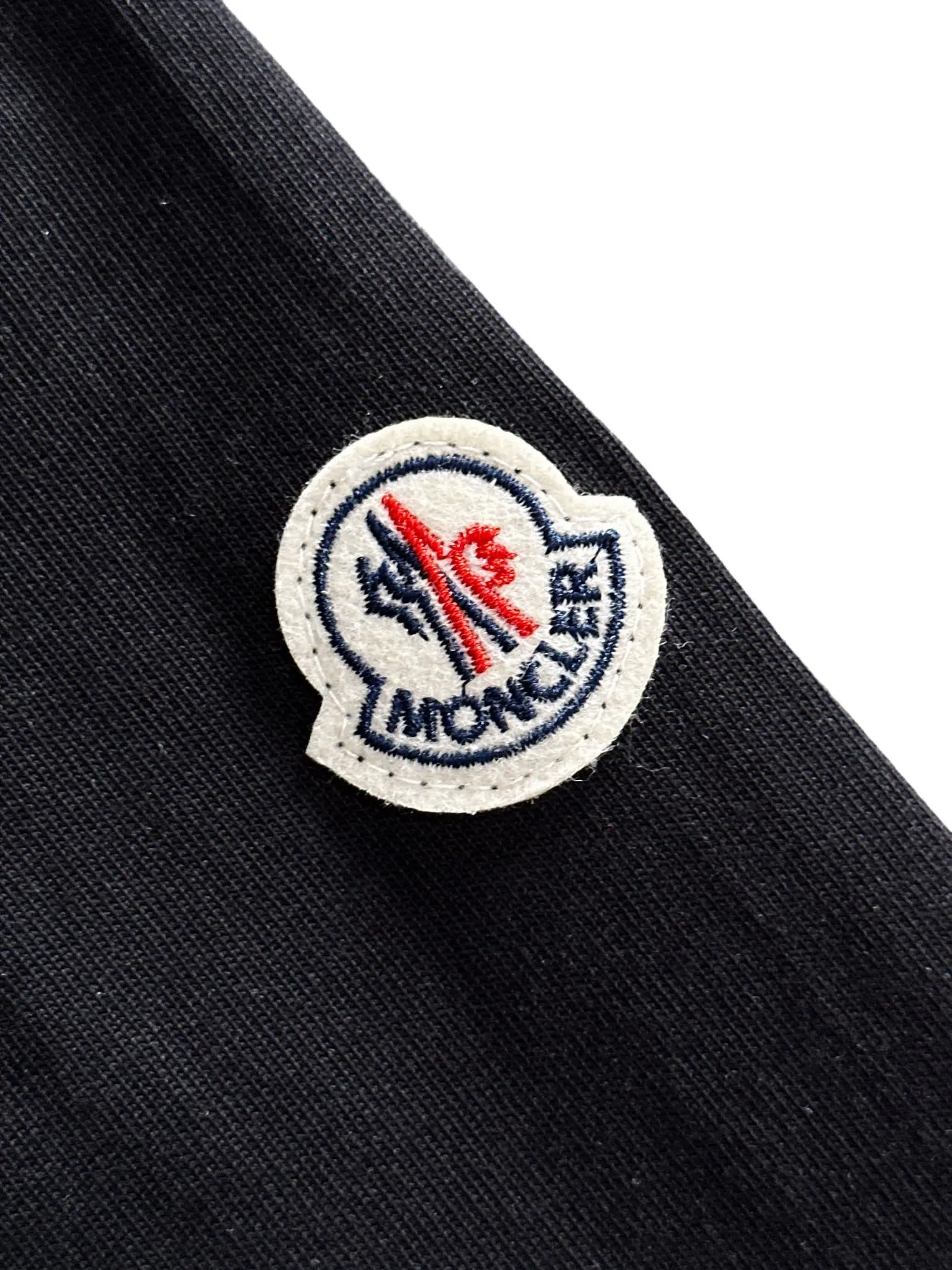 P190 Moncler 2025 new style Woven pocket splicing process Customized small logo Uniform style for men and women Long-sleeved T-shirt · Customized 280g pure cotton fabric · Custom dyed 32-count double-strand thread · Collar label, hangtag, main mark and three complete labels Color: black Size: XS S M L