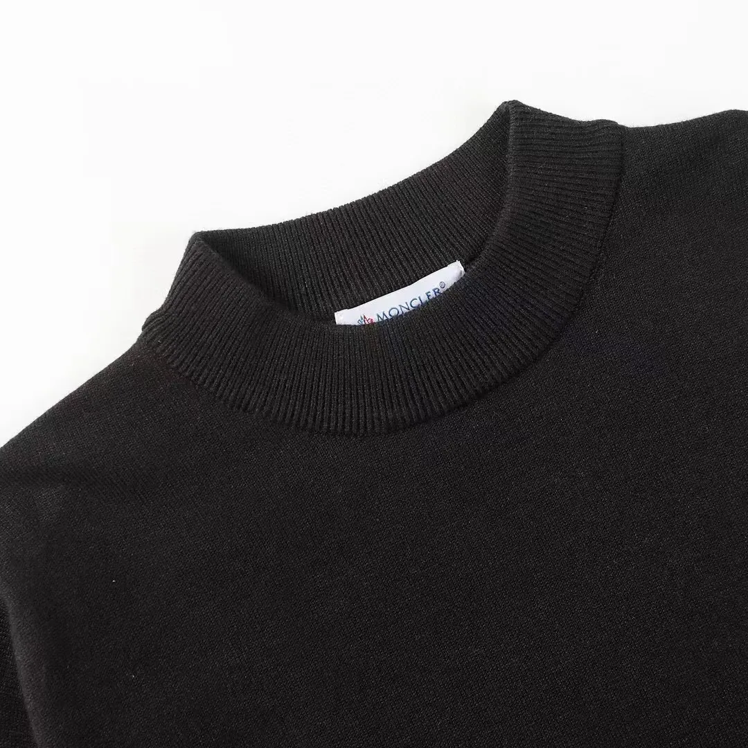 P210 Moncler/Mongolian 3-label complete, half-turtleneck sweater, fine wool blended sweater, high-end customized collection for men and women, part of the brand's high-end main line, patented top-grade yarn blending, using innovation to interpret conventional styles. The configuration of the fabric is subversive. The details are remarkable, and the price-performance ratio is very high. Meri wool yarn is of excellent quality. It feels super soft, delicate, soft, non-pilling and does not deform. The upper body is extremely skin-friendly and comfortable. Can be worn on its own with a jacket or on its own. Size: M L XL 2XL 3XL