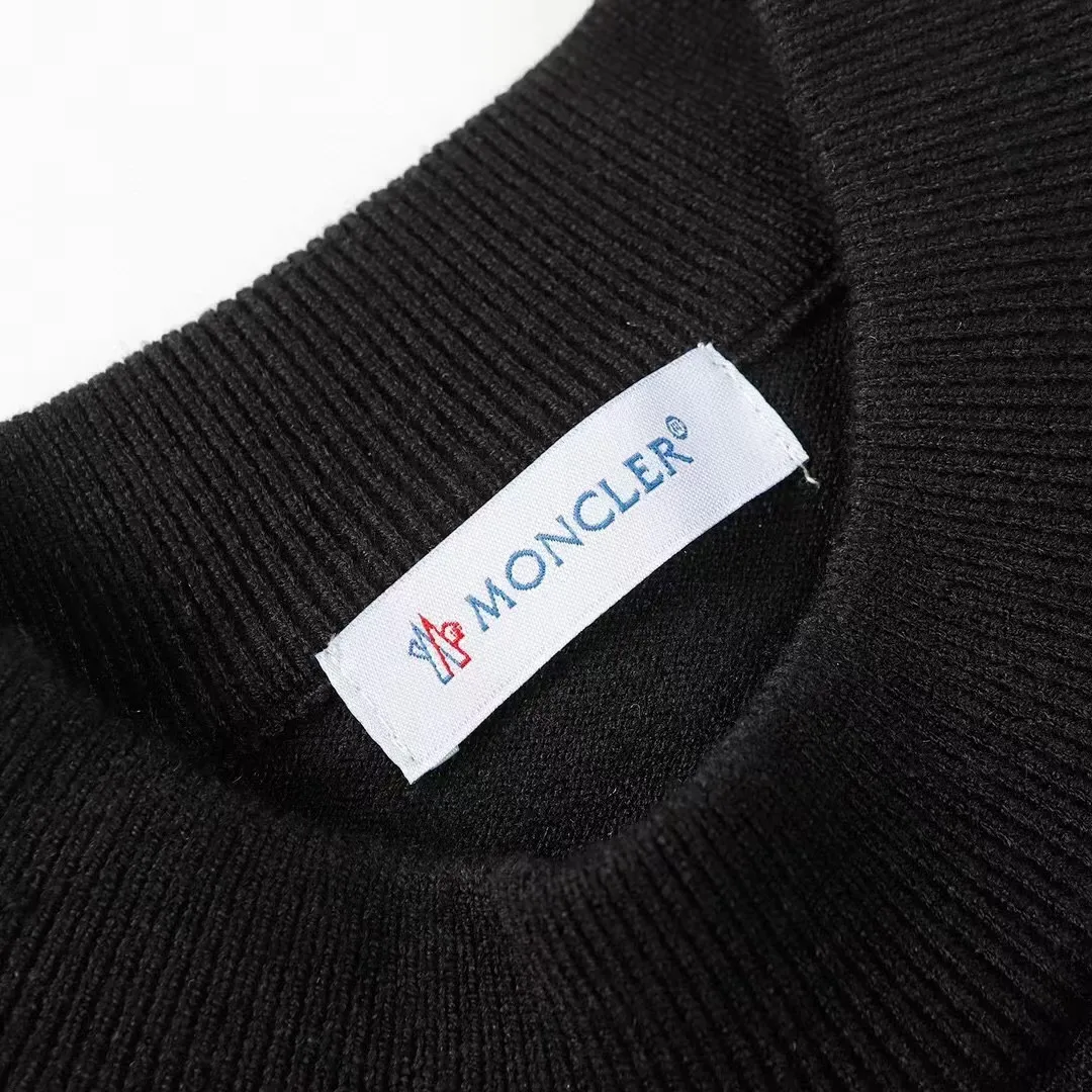 P210 Moncler/Mongolian 3-label complete, half-turtleneck sweater, fine wool blended sweater, high-end customized collection for men and women, part of the brand's high-end main line, patented top-grade yarn blending, using innovation to interpret conventional styles. The configuration of the fabric is subversive. The details are remarkable, and the price-performance ratio is very high. Meri wool yarn is of excellent quality. It feels super soft, delicate, soft, non-pilling and does not deform. The upper body is extremely skin-friendly and comfortable. Can be worn on its own with a jacket or on its own. Size: M L XL 2XL 3XL