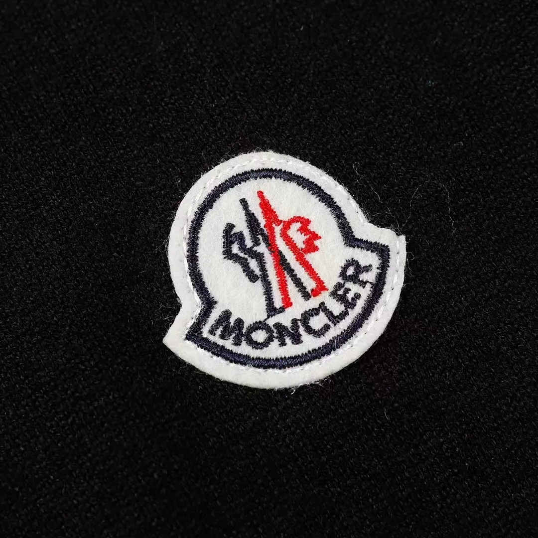 P210 Moncler/Mongolian 3-label complete, half-turtleneck sweater, fine wool blended sweater, high-end customized collection for men and women, part of the brand's high-end main line, patented top-grade yarn blending, using innovation to interpret conventional styles. The configuration of the fabric is subversive. The details are remarkable, and the price-performance ratio is very high. Meri wool yarn is of excellent quality. It feels super soft, delicate, soft, non-pilling and does not deform. The upper body is extremely skin-friendly and comfortable. Can be worn on its own with a jacket or on its own. Size: M L XL 2XL 3XL