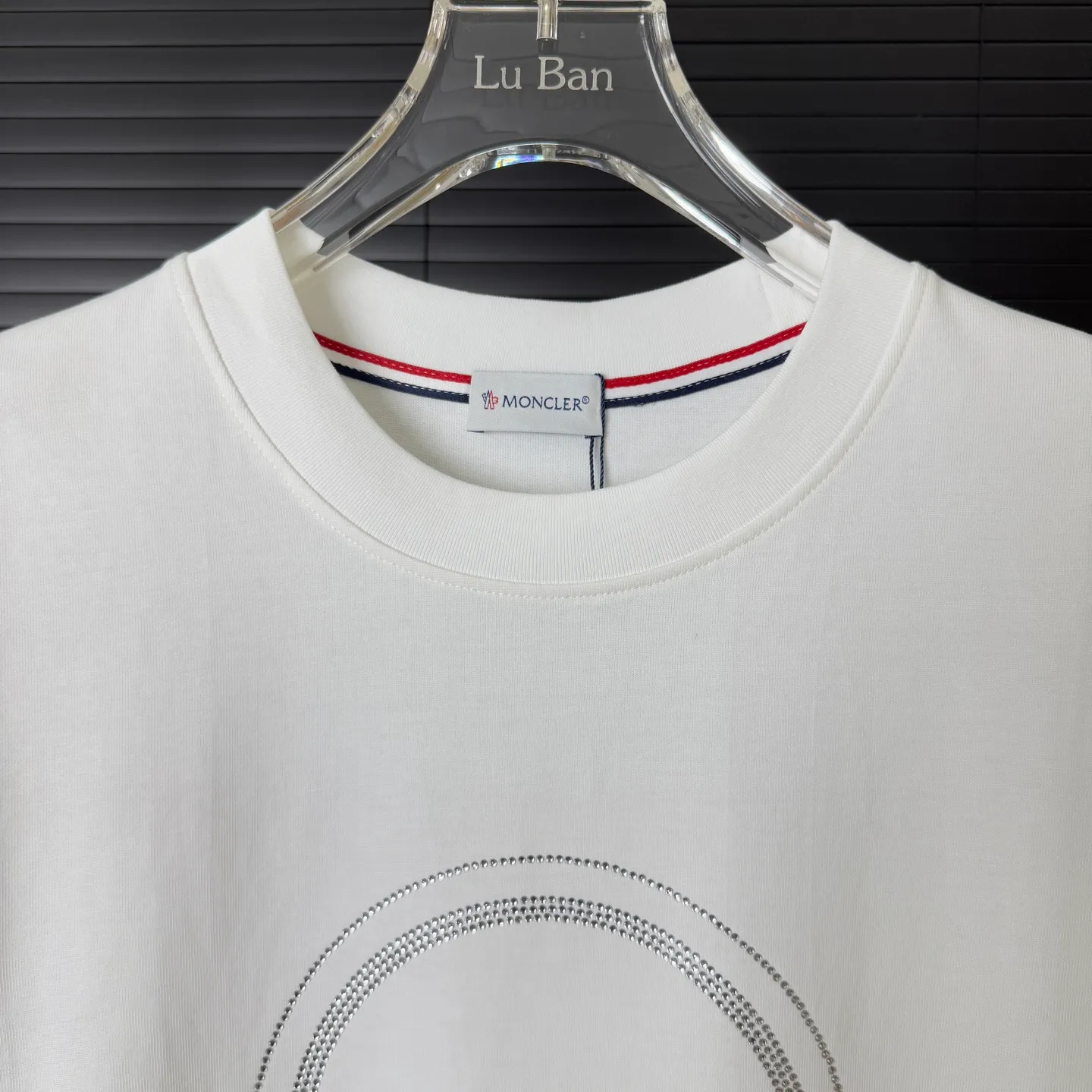 P170 A226 (Long-term replenishment, arrival the next day) MONCLER/Mandatory hot diamond letter LOGO round neck short-sleeved T-shirt, exclusive first high-definition The fabric is made of 300 grams of heavyweight pure cotton, customized with 32 counts of double thread, and washed twice for ready-to-wear. The fabric is comfortable and skin-friendly. It is custom-dyed fabric with high textile density and good drape. It is not easy to deform or shrink. The thick texture and compact spinning process will not affect the breathability of the fabric. The color saturation is very high. Imported Tajima embroidery technology has a good upper body effect. It is a versatile and good-looking short sleeve. The loose version covers the flesh and makes you slim. Size: S~XL Color: white black