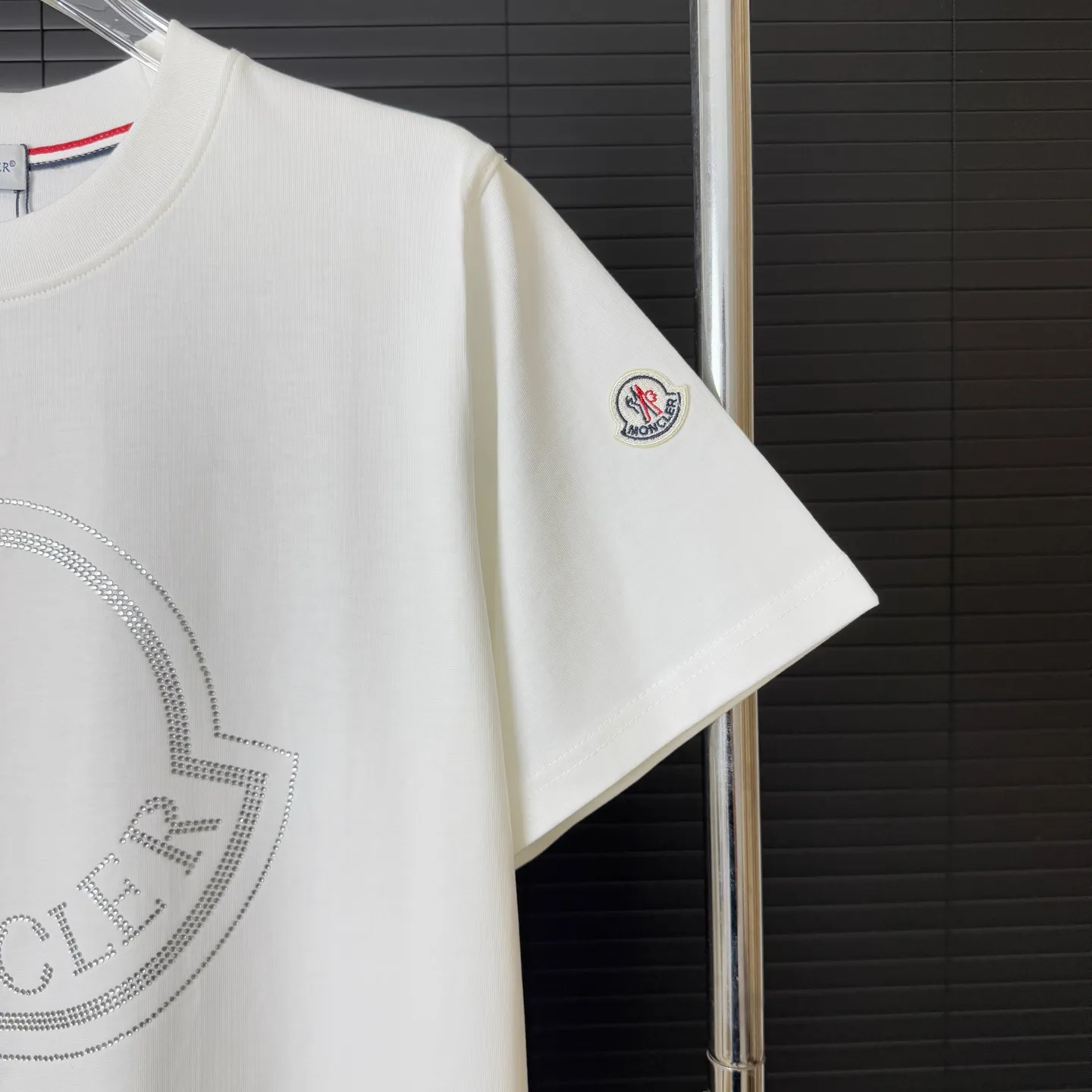 P170 A226 (Long-term replenishment, arrival the next day) MONCLER/Mandatory hot diamond letter LOGO round neck short-sleeved T-shirt, exclusive first high-definition The fabric is made of 300 grams of heavyweight pure cotton, customized with 32 counts of double thread, and washed twice for ready-to-wear. The fabric is comfortable and skin-friendly. It is custom-dyed fabric with high textile density and good drape. It is not easy to deform or shrink. The thick texture and compact spinning process will not affect the breathability of the fabric. The color saturation is very high. Imported Tajima embroidery technology has a good upper body effect. It is a versatile and good-looking short sleeve. The loose version covers the flesh and makes you slim. Size: S~XL Color: white black