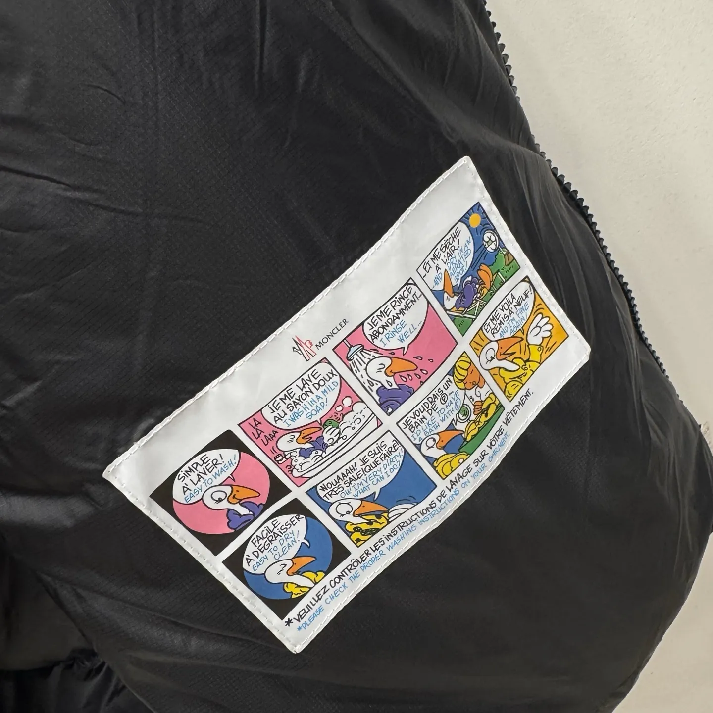 P1100 Brand: Moncler Filling: 90 white duck down Weight: 380-450 Color: White Black Gray Size: 12345 [Couyere Men's Hooded Short Down Jacket] The Couyere short down jacket is durable and practical, provides functional warmth and care, and will accompany you to meet challenges.  The Couyere is a durable down jacket made from a fine fabric that's durable and functional, with velvet resistance and functionality. The short design creates a sculpted silhouette, and padded pockets add a modern feel. The sleeves are embellished with signature patch pockets, a nod to the classic Moncler Maya down jacket.  • Made of fine ripstop fabric • Fine fabric lining • Down filling • Detachable and adjustable hood • Zip closure • Zippered pockets • Press-studs on sleeve pockets • Elastic cuffs • Drawstring hem Fabric: 100% nylon; Lining: 100% nylon; Filling: Goose down Down content: 90%; except upholstery; Maximum wash temperature 30°C - Mild wash; Do not bleach; Do not tumble dry; Ironing maximum temperature 110°C - without steam; Hydrocarbon dry cleaning - gentle wash; Professional wet cleaning - gentle wash; Lay flat to dry in shade; Wash separately; Remove removable accessories before washing; Recommend washing and ironing inside out
