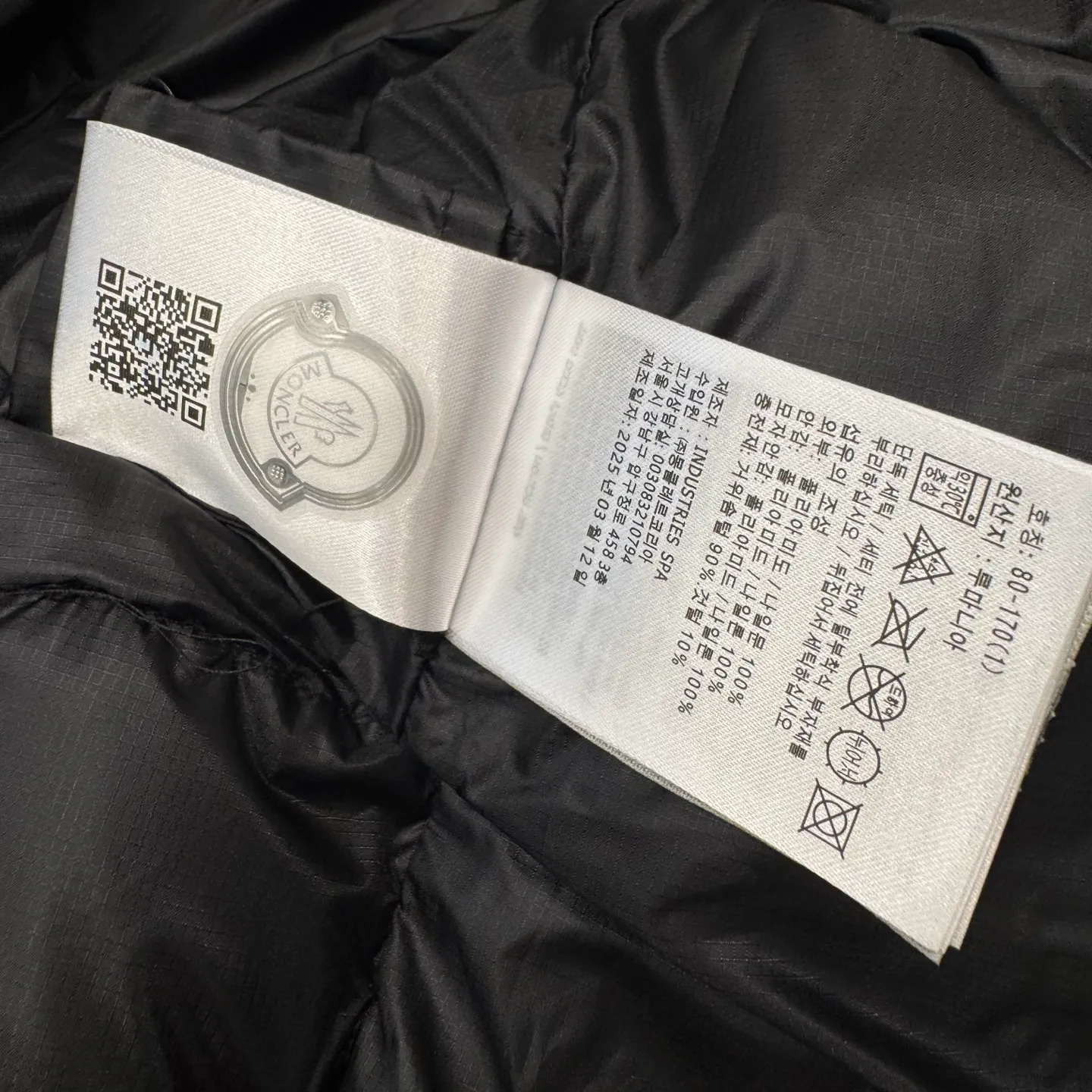 P1100 Brand: Moncler Filling: 90 white duck down Weight: 380-450 Color: White Black Gray Size: 12345 [Couyere Men's Hooded Short Down Jacket] The Couyere short down jacket is durable and practical, provides functional warmth and care, and will accompany you to meet challenges.  The Couyere is a durable down jacket made from a fine fabric that's durable and functional, with velvet resistance and functionality. The short design creates a sculpted silhouette, and padded pockets add a modern feel. The sleeves are embellished with signature patch pockets, a nod to the classic Moncler Maya down jacket.  • Made of fine ripstop fabric • Fine fabric lining • Down filling • Detachable and adjustable hood • Zip closure • Zippered pockets • Press-studs on sleeve pockets • Elastic cuffs • Drawstring hem Fabric: 100% nylon; Lining: 100% nylon; Filling: Goose down Down content: 90%; except upholstery; Maximum wash temperature 30°C - Mild wash; Do not bleach; Do not tumble dry; Ironing maximum temperature 110°C - without steam; Hydrocarbon dry cleaning - gentle wash; Professional wet cleaning - gentle wash; Lay flat to dry in shade; Wash separately; Remove removable accessories before washing; Recommend washing and ironing inside out