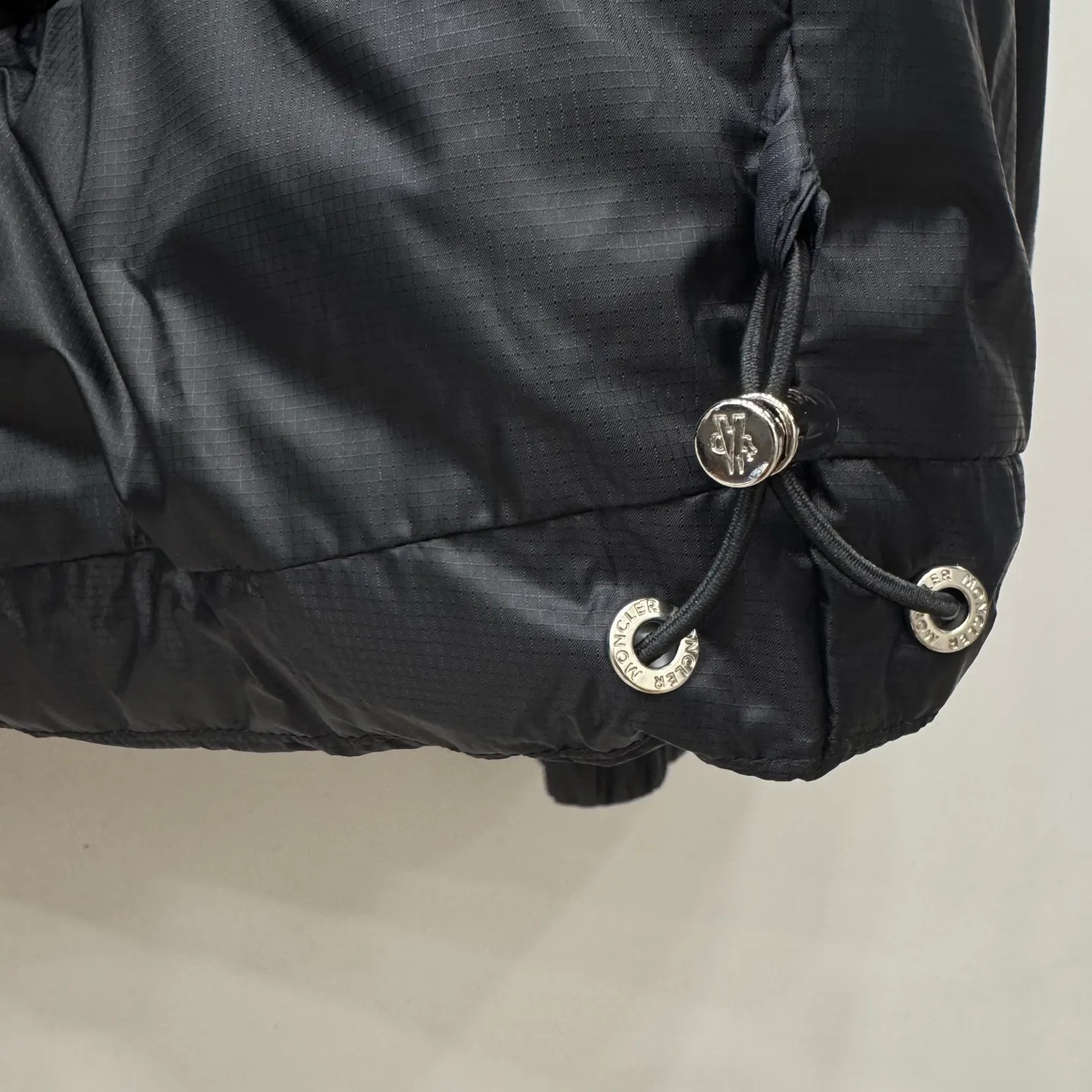 P1100 Brand: Moncler Filling: 90 white duck down Weight: 380-450 Color: White Black Gray Size: 12345 [Couyere Men's Hooded Short Down Jacket] The Couyere short down jacket is durable and practical, provides functional warmth and care, and will accompany you to meet challenges.  The Couyere is a durable down jacket made from a fine fabric that's durable and functional, with velvet resistance and functionality. The short design creates a sculpted silhouette, and padded pockets add a modern feel. The sleeves are embellished with signature patch pockets, a nod to the classic Moncler Maya down jacket.  • Made of fine ripstop fabric • Fine fabric lining • Down filling • Detachable and adjustable hood • Zip closure • Zippered pockets • Press-studs on sleeve pockets • Elastic cuffs • Drawstring hem Fabric: 100% nylon; Lining: 100% nylon; Filling: Goose down Down content: 90%; except upholstery; Maximum wash temperature 30°C - Mild wash; Do not bleach; Do not tumble dry; Ironing maximum temperature 110°C - without steam; Hydrocarbon dry cleaning - gentle wash; Professional wet cleaning - gentle wash; Lay flat to dry in shade; Wash separately; Remove removable accessories before washing; Recommend washing and ironing inside out