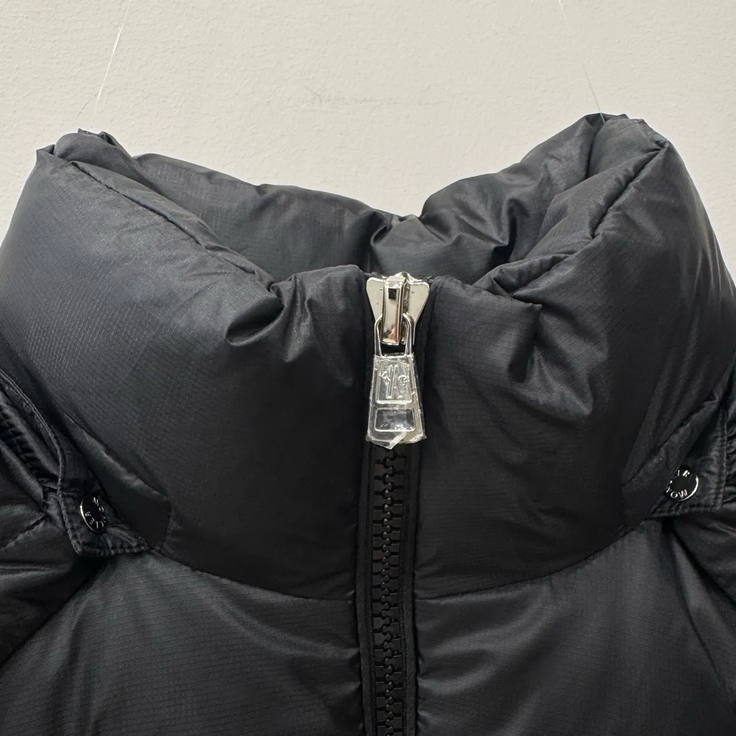P1100 Brand: Moncler Filling: 90 white duck down Weight: 380-450 Color: White Black Gray Size: 12345 [Couyere Men's Hooded Short Down Jacket] The Couyere short down jacket is durable and practical, provides functional warmth and care, and will accompany you to meet challenges.  The Couyere is a durable down jacket made from a fine fabric that's durable and functional, with velvet resistance and functionality. The short design creates a sculpted silhouette, and padded pockets add a modern feel. The sleeves are embellished with signature patch pockets, a nod to the classic Moncler Maya down jacket.  • Made of fine ripstop fabric • Fine fabric lining • Down filling • Detachable and adjustable hood • Zip closure • Zippered pockets • Press-studs on sleeve pockets • Elastic cuffs • Drawstring hem Fabric: 100% nylon; Lining: 100% nylon; Filling: Goose down Down content: 90%; except upholstery; Maximum wash temperature 30°C - Mild wash; Do not bleach; Do not tumble dry; Ironing maximum temperature 110°C - without steam; Hydrocarbon dry cleaning - gentle wash; Professional wet cleaning - gentle wash; Lay flat to dry in shade; Wash separately; Remove removable accessories before washing; Recommend washing and ironing inside out