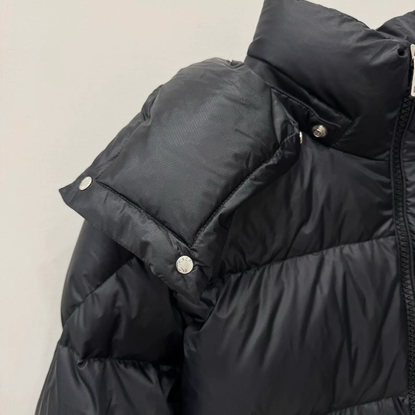 P1100 Brand: Moncler Filling: 90 white duck down Weight: 380-450 Color: White Black Gray Size: 12345 [Couyere Men's Hooded Short Down Jacket] The Couyere short down jacket is durable and practical, provides functional warmth and care, and will accompany you to meet challenges.  The Couyere is a durable down jacket made from a fine fabric that's durable and functional, with velvet resistance and functionality. The short design creates a sculpted silhouette, and padded pockets add a modern feel. The sleeves are embellished with signature patch pockets, a nod to the classic Moncler Maya down jacket.  • Made of fine ripstop fabric • Fine fabric lining • Down filling • Detachable and adjustable hood • Zip closure • Zippered pockets • Press-studs on sleeve pockets • Elastic cuffs • Drawstring hem Fabric: 100% nylon; Lining: 100% nylon; Filling: Goose down Down content: 90%; except upholstery; Maximum wash temperature 30°C - Mild wash; Do not bleach; Do not tumble dry; Ironing maximum temperature 110°C - without steam; Hydrocarbon dry cleaning - gentle wash; Professional wet cleaning - gentle wash; Lay flat to dry in shade; Wash separately; Remove removable accessories before washing; Recommend washing and ironing inside out