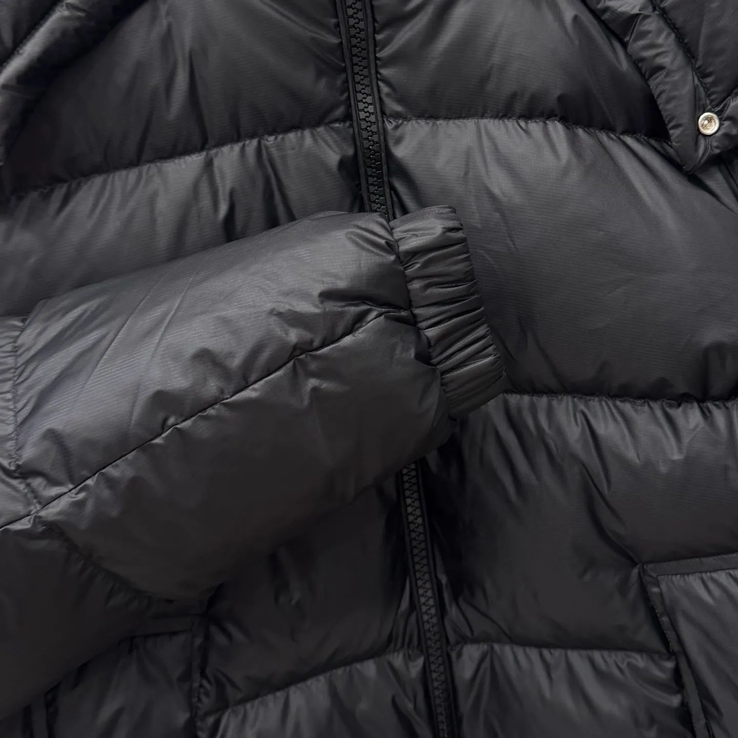 P1100 Brand: Moncler Filling: 90 white duck down Weight: 380-450 Color: White Black Gray Size: 12345 [Couyere Men's Hooded Short Down Jacket] The Couyere short down jacket is durable and practical, provides functional warmth and care, and will accompany you to meet challenges.  The Couyere is a durable down jacket made from a fine fabric that's durable and functional, with velvet resistance and functionality. The short design creates a sculpted silhouette, and padded pockets add a modern feel. The sleeves are embellished with signature patch pockets, a nod to the classic Moncler Maya down jacket.  • Made of fine ripstop fabric • Fine fabric lining • Down filling • Detachable and adjustable hood • Zip closure • Zippered pockets • Press-studs on sleeve pockets • Elastic cuffs • Drawstring hem Fabric: 100% nylon; Lining: 100% nylon; Filling: Goose down Down content: 90%; except upholstery; Maximum wash temperature 30°C - Mild wash; Do not bleach; Do not tumble dry; Ironing maximum temperature 110°C - without steam; Hydrocarbon dry cleaning - gentle wash; Professional wet cleaning - gentle wash; Lay flat to dry in shade; Wash separately; Remove removable accessories before washing; Recommend washing and ironing inside out