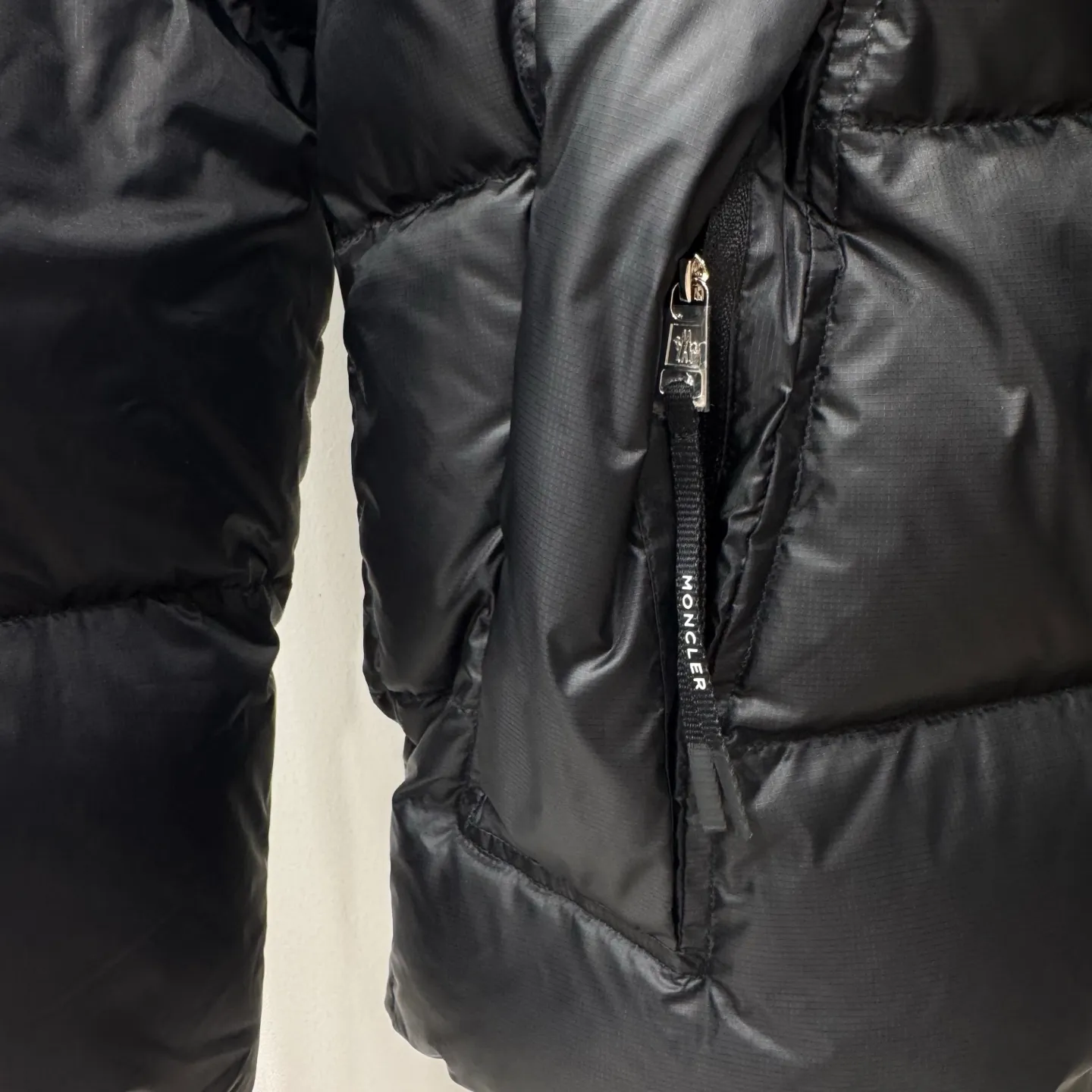 P1100 Brand: Moncler Filling: 90 white duck down Weight: 380-450 Color: White Black Gray Size: 12345 [Couyere Men's Hooded Short Down Jacket] The Couyere short down jacket is durable and practical, provides functional warmth and care, and will accompany you to meet challenges.  The Couyere is a durable down jacket made from a fine fabric that's durable and functional, with velvet resistance and functionality. The short design creates a sculpted silhouette, and padded pockets add a modern feel. The sleeves are embellished with signature patch pockets, a nod to the classic Moncler Maya down jacket.  • Made of fine ripstop fabric • Fine fabric lining • Down filling • Detachable and adjustable hood • Zip closure • Zippered pockets • Press-studs on sleeve pockets • Elastic cuffs • Drawstring hem Fabric: 100% nylon; Lining: 100% nylon; Filling: Goose down Down content: 90%; except upholstery; Maximum wash temperature 30°C - Mild wash; Do not bleach; Do not tumble dry; Ironing maximum temperature 110°C - without steam; Hydrocarbon dry cleaning - gentle wash; Professional wet cleaning - gentle wash; Lay flat to dry in shade; Wash separately; Remove removable accessories before washing; Recommend washing and ironing inside out