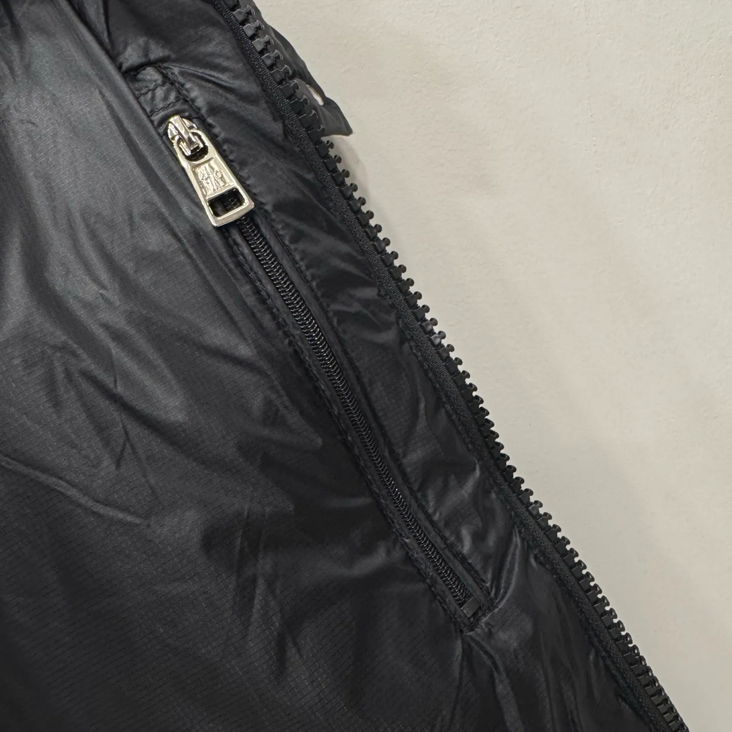 P1100 Brand: Moncler Filling: 90 white duck down Weight: 380-450 Color: White Black Gray Size: 12345 [Couyere Men's Hooded Short Down Jacket] The Couyere short down jacket is durable and practical, provides functional warmth and care, and will accompany you to meet challenges.  The Couyere is a durable down jacket made from a fine fabric that's durable and functional, with velvet resistance and functionality. The short design creates a sculpted silhouette, and padded pockets add a modern feel. The sleeves are embellished with signature patch pockets, a nod to the classic Moncler Maya down jacket.  • Made of fine ripstop fabric • Fine fabric lining • Down filling • Detachable and adjustable hood • Zip closure • Zippered pockets • Press-studs on sleeve pockets • Elastic cuffs • Drawstring hem Fabric: 100% nylon; Lining: 100% nylon; Filling: Goose down Down content: 90%; except upholstery; Maximum wash temperature 30°C - Mild wash; Do not bleach; Do not tumble dry; Ironing maximum temperature 110°C - without steam; Hydrocarbon dry cleaning - gentle wash; Professional wet cleaning - gentle wash; Lay flat to dry in shade; Wash separately; Remove removable accessories before washing; Recommend washing and ironing inside out